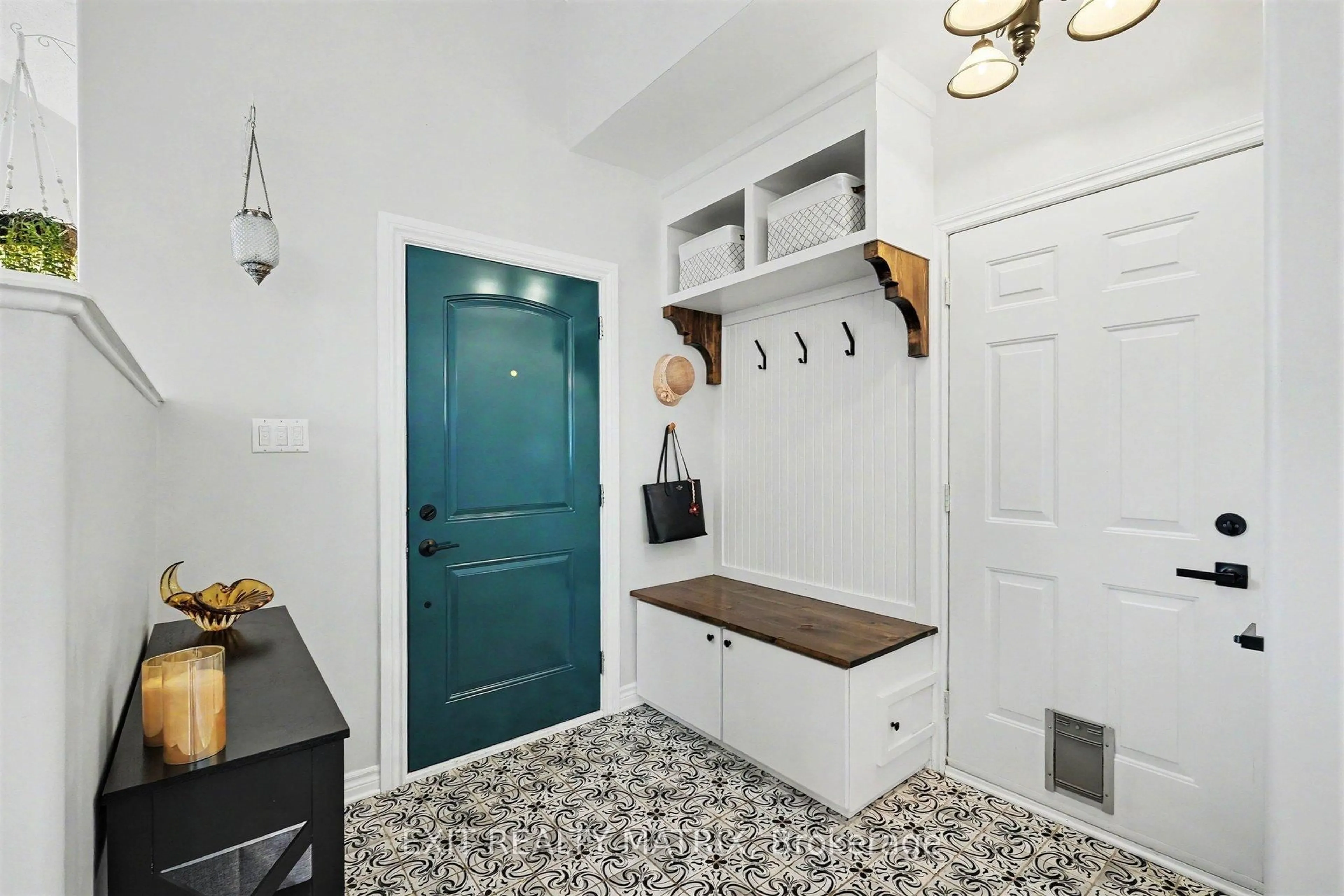 Indoor entryway for 87 Forget St, Russell Ontario K0A 1W0