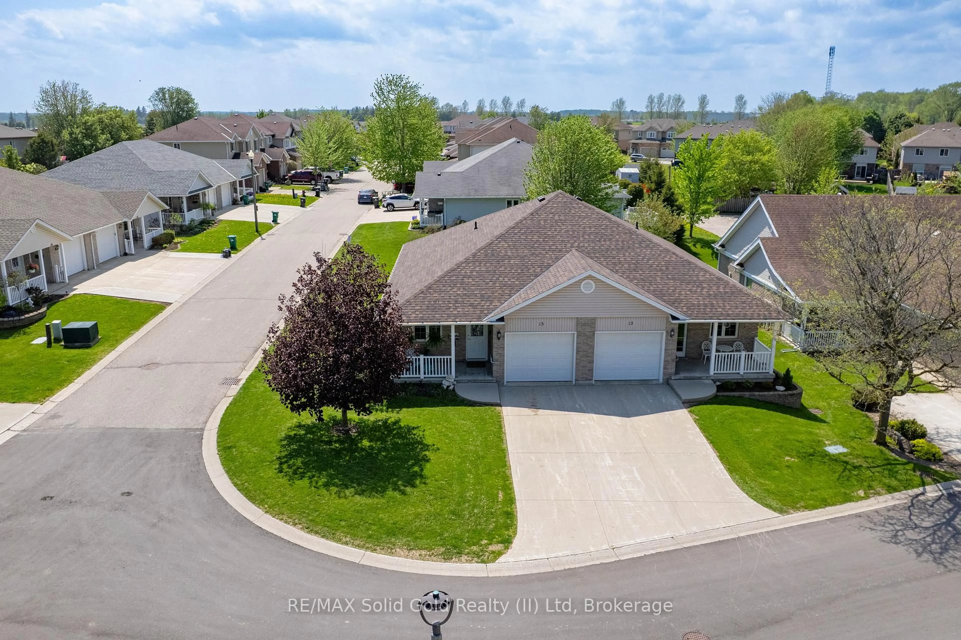 A pic from outside/outdoor area/front of a property/back of a property/a pic from drone, street for 15 Pond View Dr, Wellesley Ontario N0B 2T0