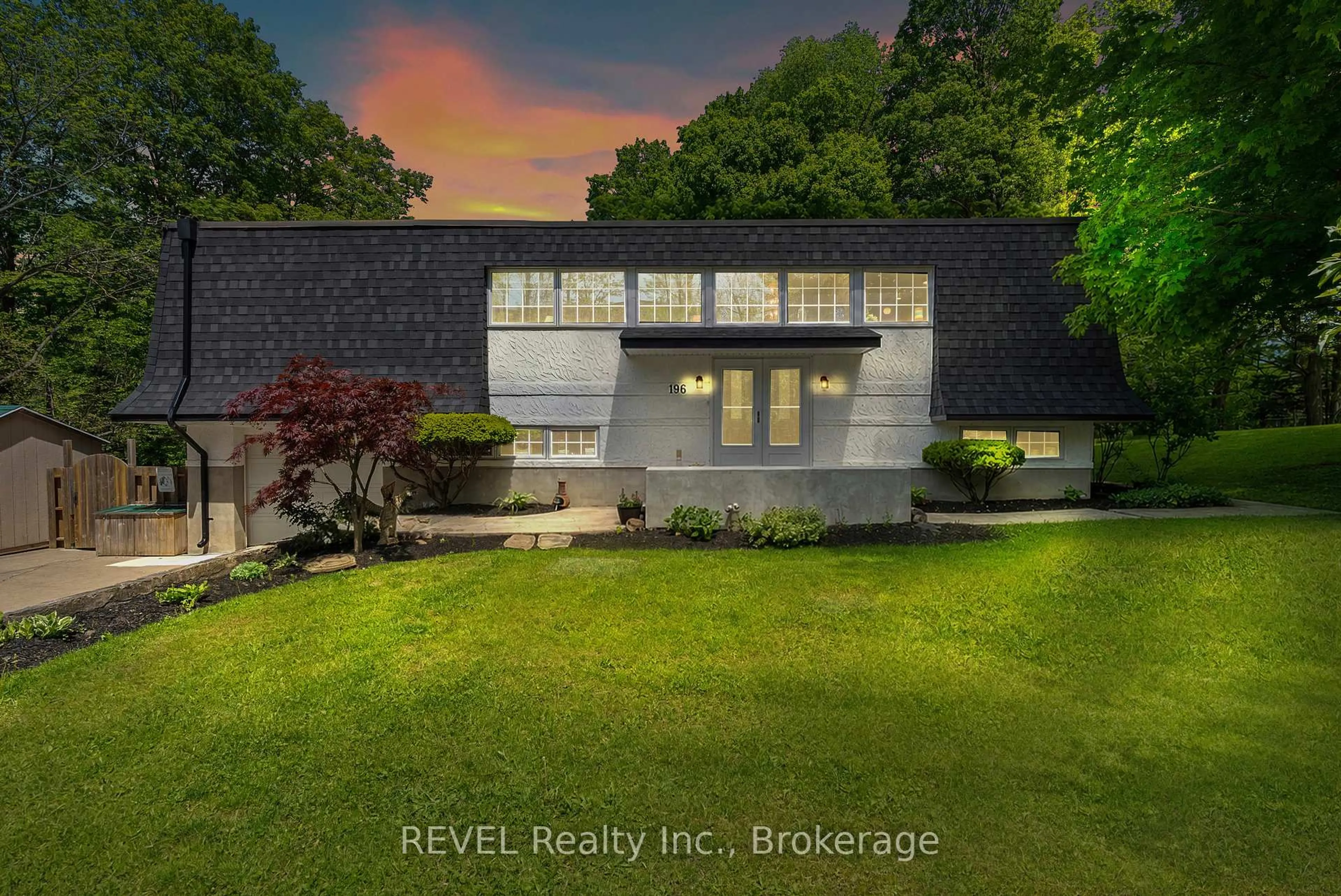 A pic from outside/outdoor area/front of a property/back of a property/a pic from drone, building for 196 Warner Rd, Niagara-on-the-Lake Ontario L0S 1J0