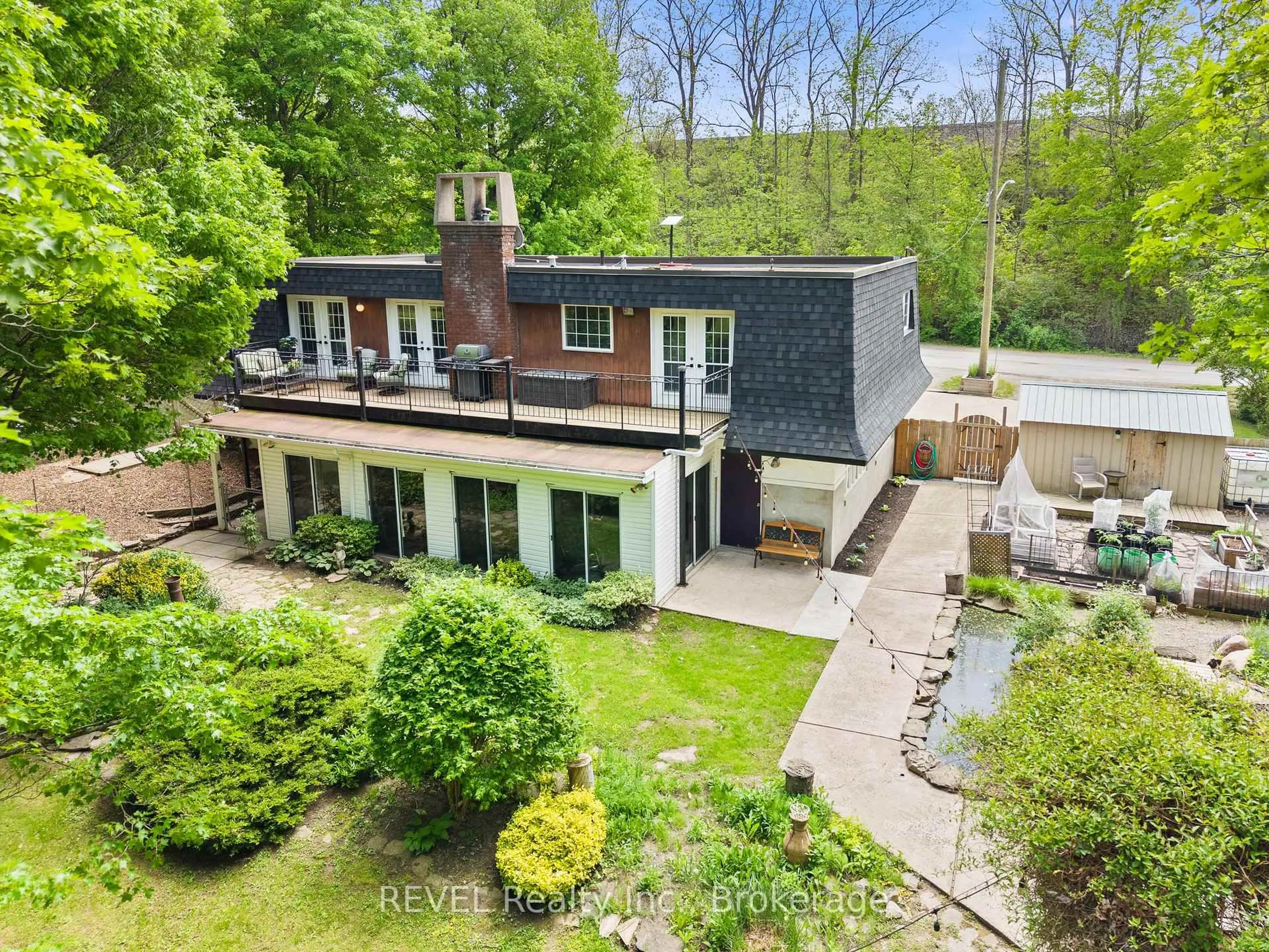 A pic from outside/outdoor area/front of a property/back of a property/a pic from drone, unknown for 196 Warner Rd, Niagara-on-the-Lake Ontario L0S 1J0