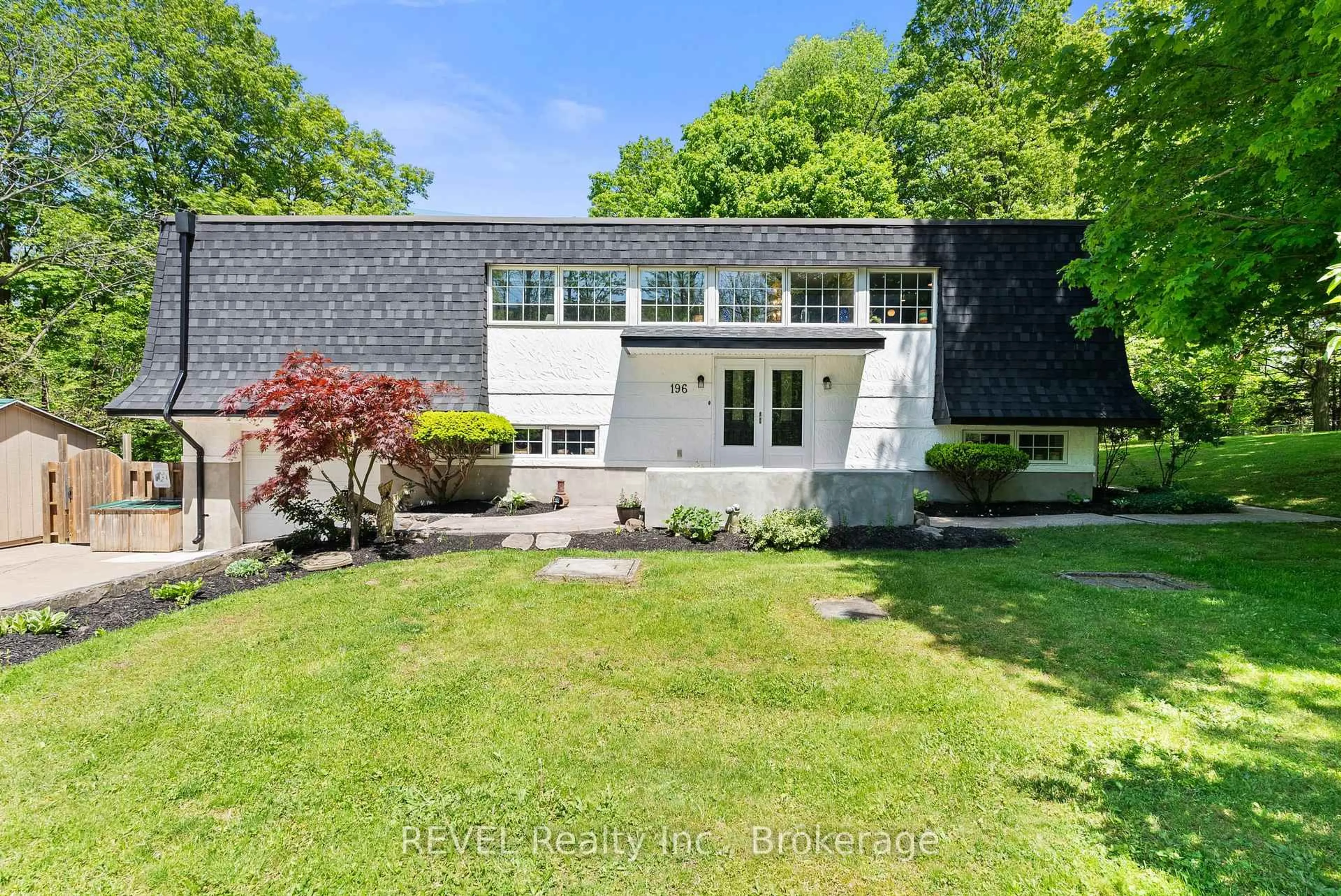 A pic from outside/outdoor area/front of a property/back of a property/a pic from drone, unknown for 196 Warner Rd, Niagara-on-the-Lake Ontario L0S 1J0