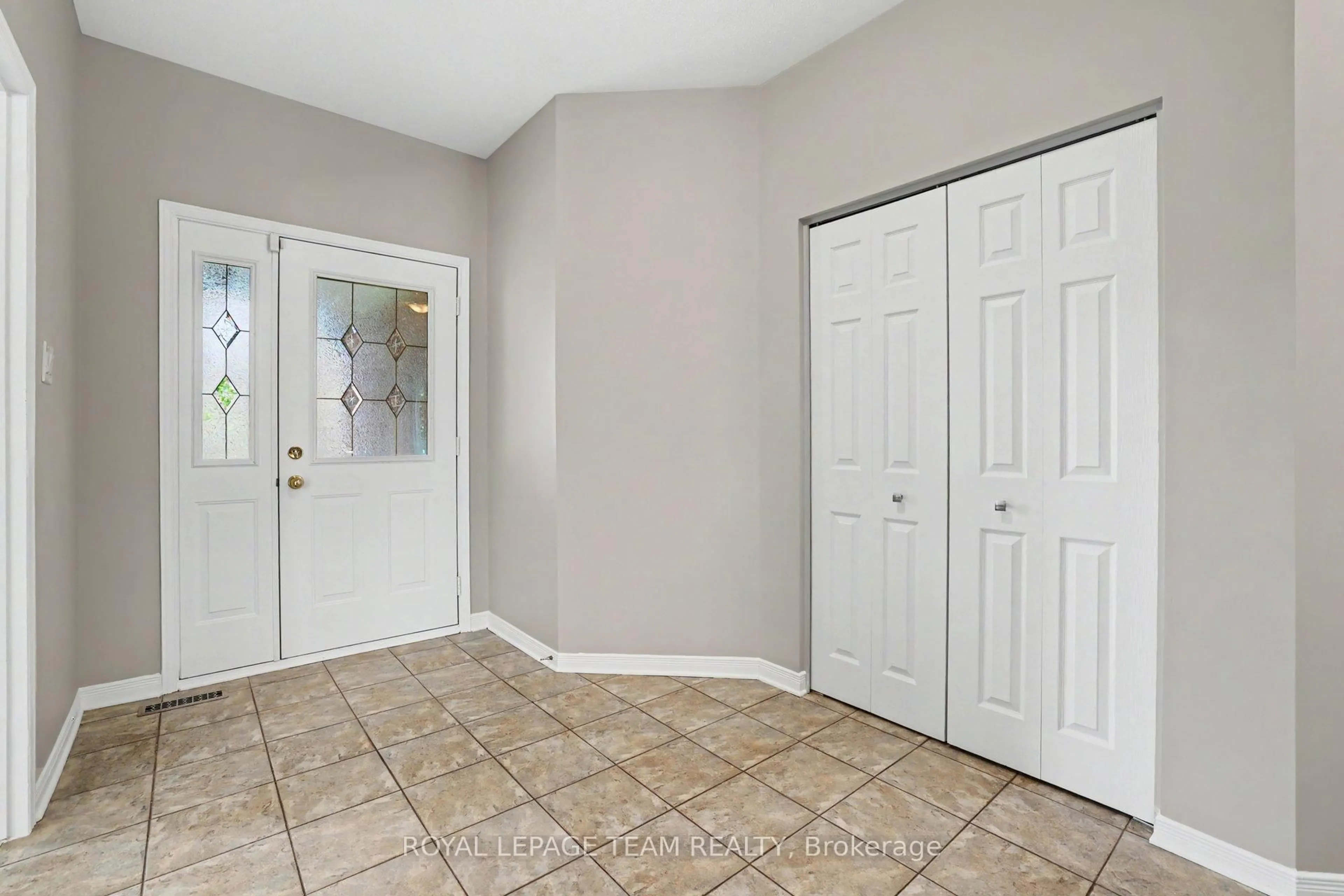 Indoor entryway for 15 Ladybirds Cres, Stittsville Ontario K2S 1Z6