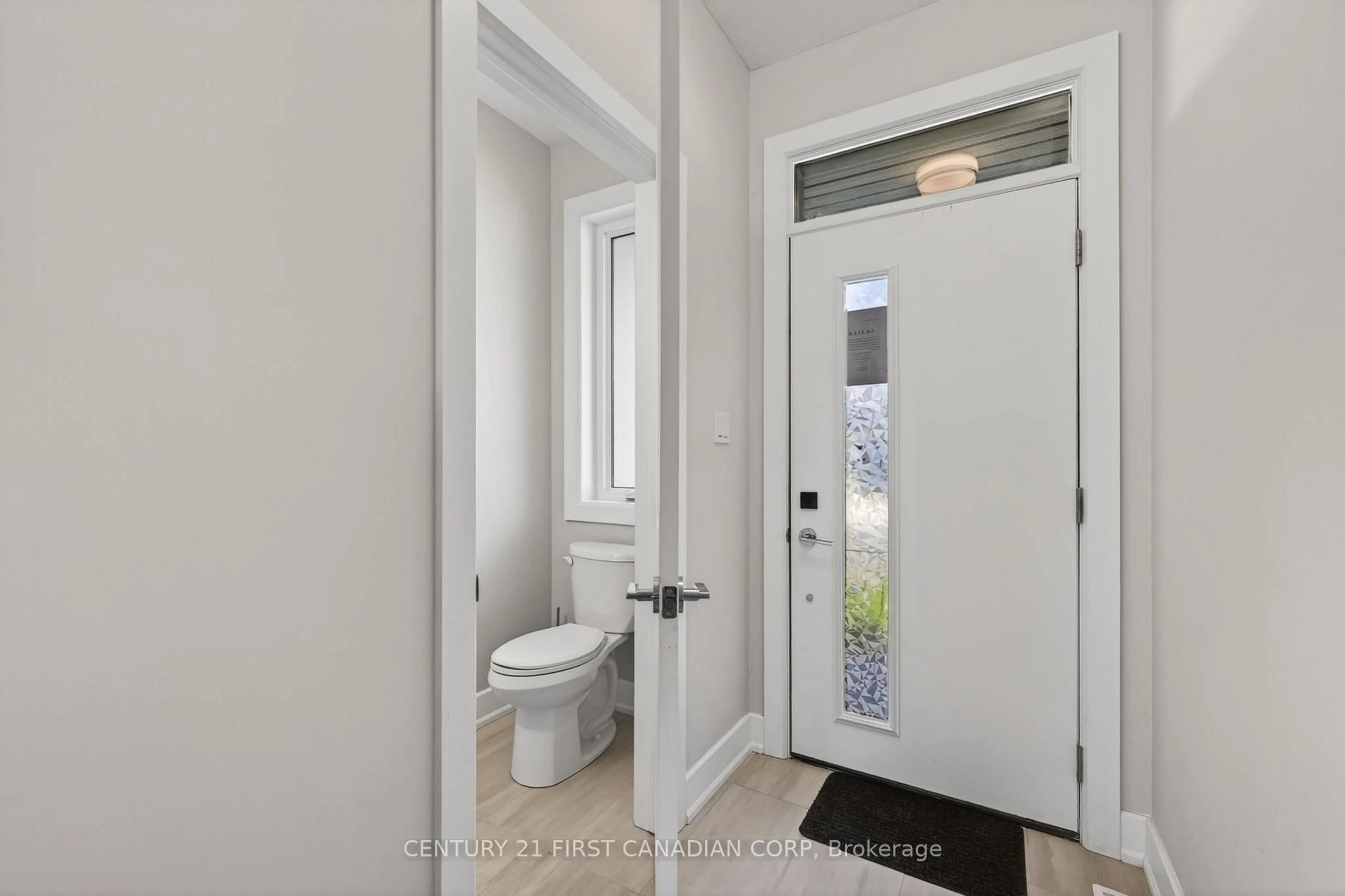 Indoor entryway for 601 Lions Park Dr #84, Strathroy-Caradoc Ontario N0L 1W0