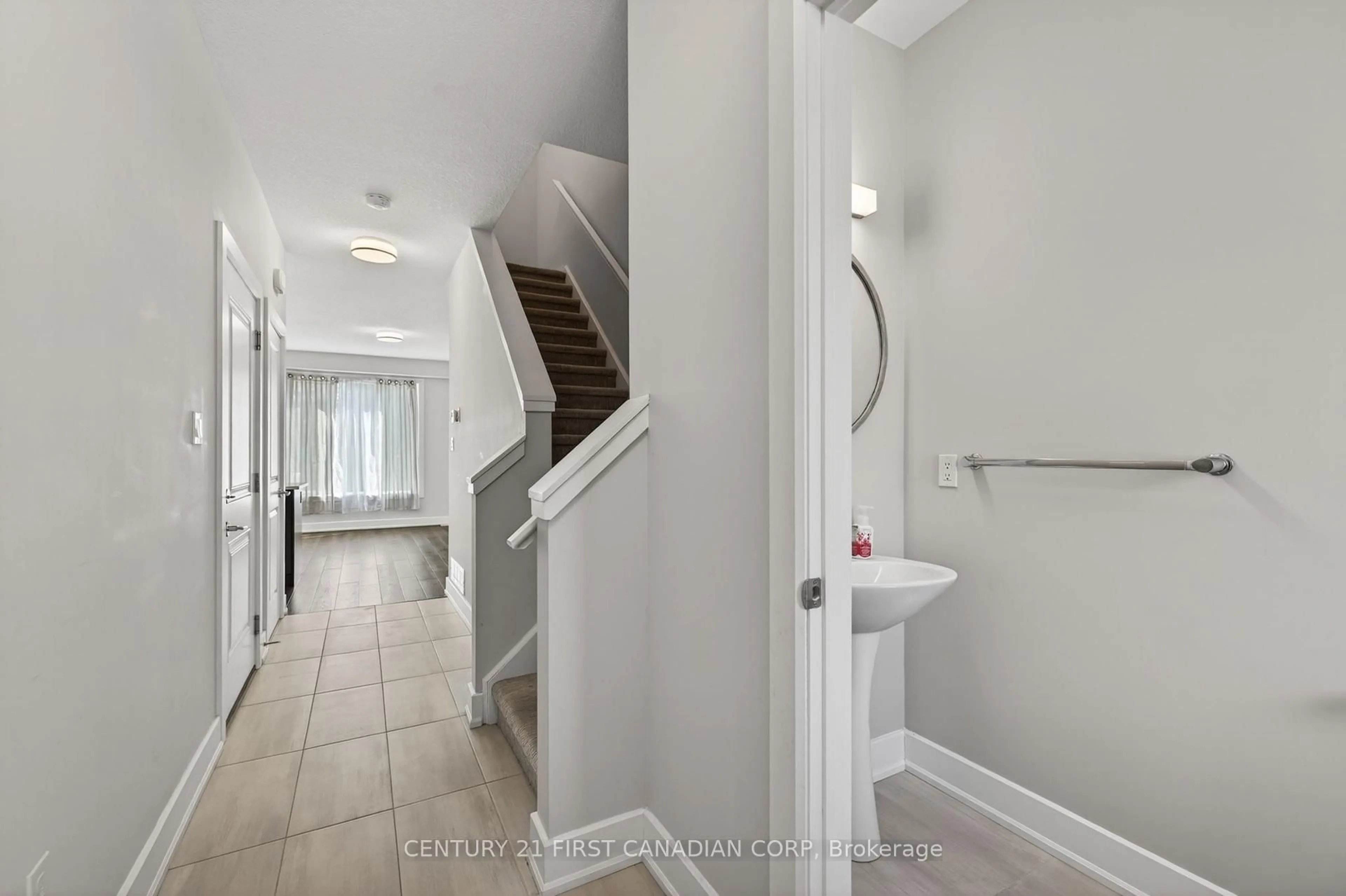 Indoor entryway for 601 Lions Park Dr #84, Strathroy-Caradoc Ontario N0L 1W0