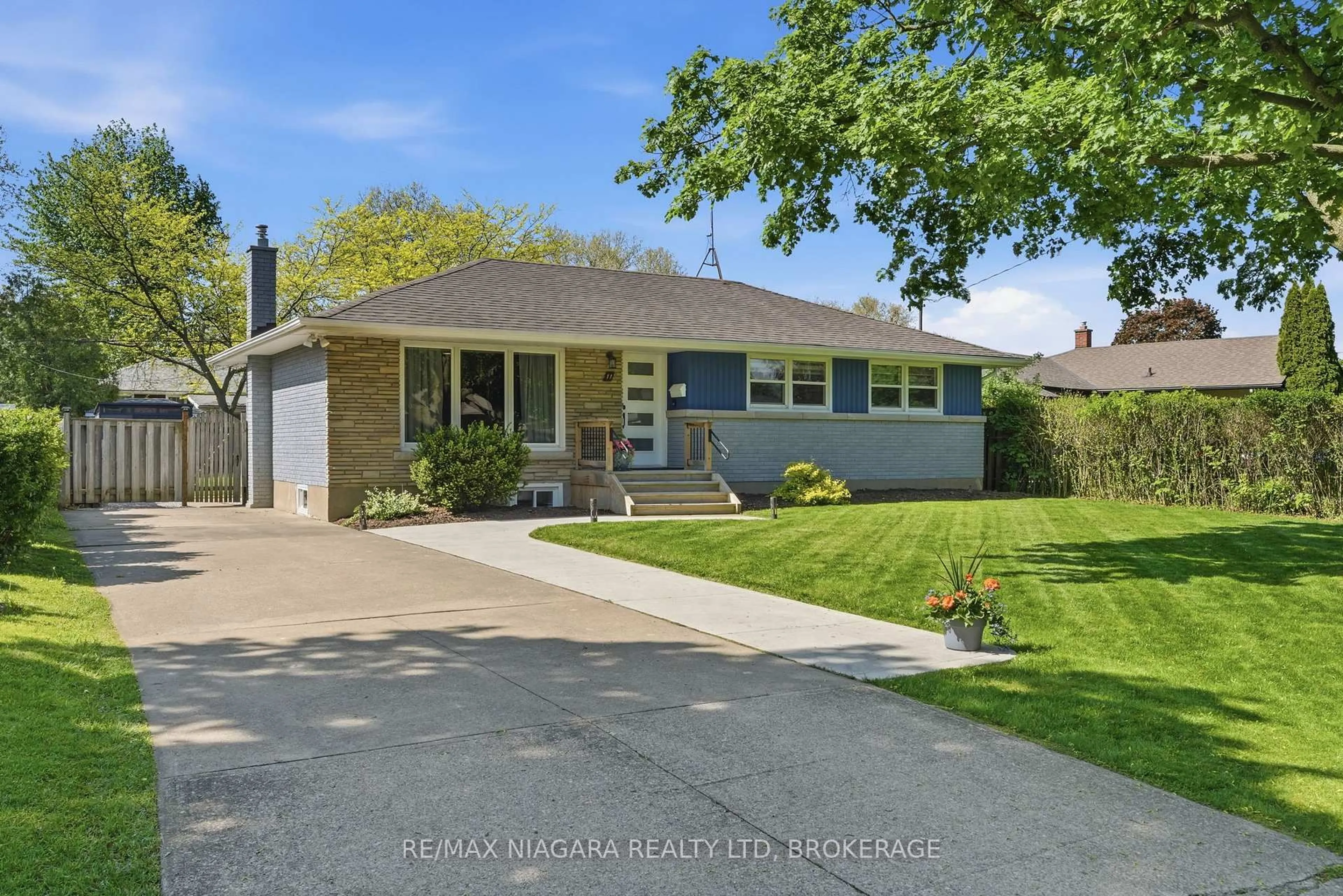 A pic from outside/outdoor area/front of a property/back of a property/a pic from drone, street for 11 Brucedale Ave, St. Catharines Ontario L2M 2Z4