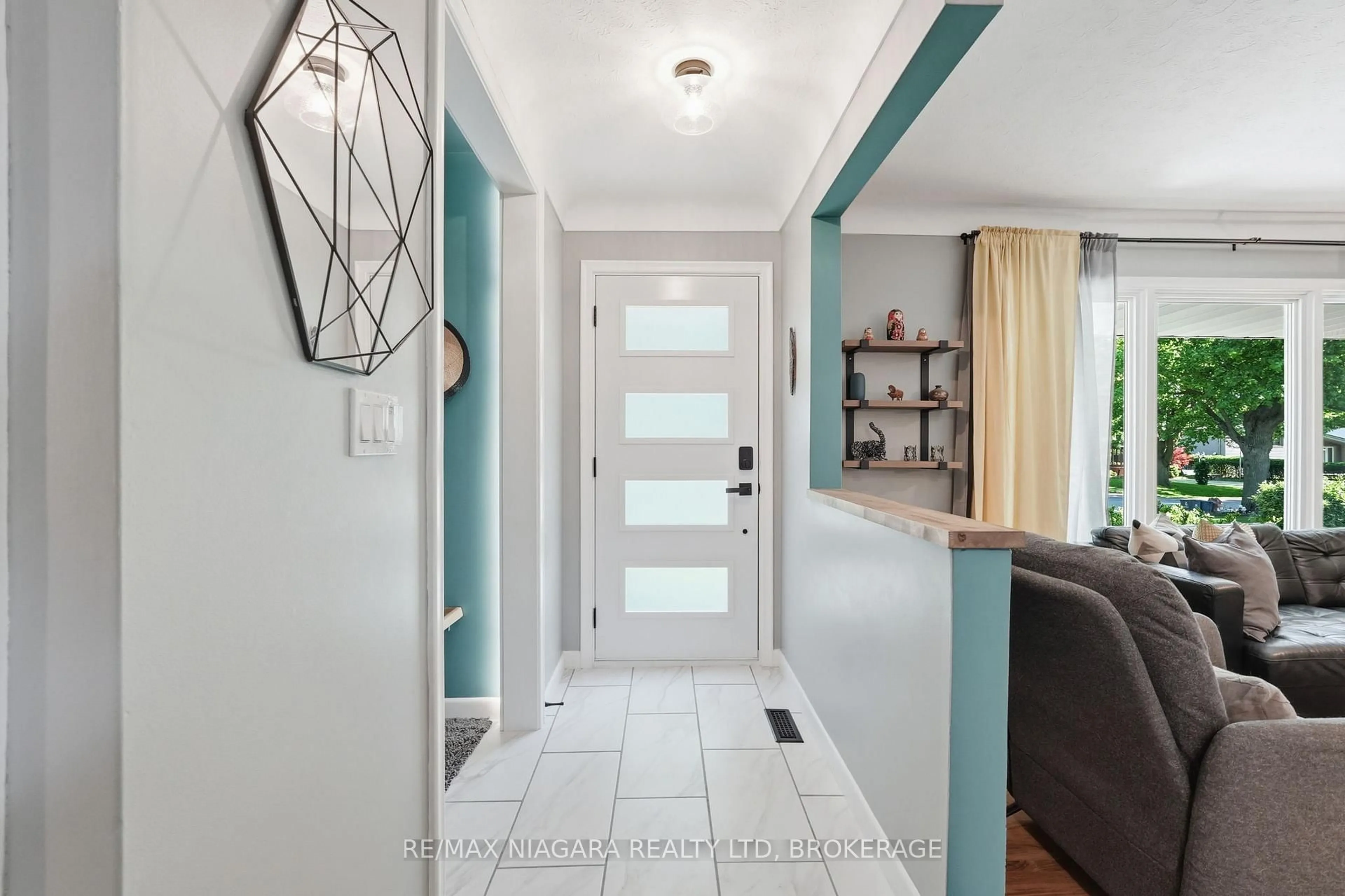Indoor entryway for 11 Brucedale Ave, St. Catharines Ontario L2M 2Z4