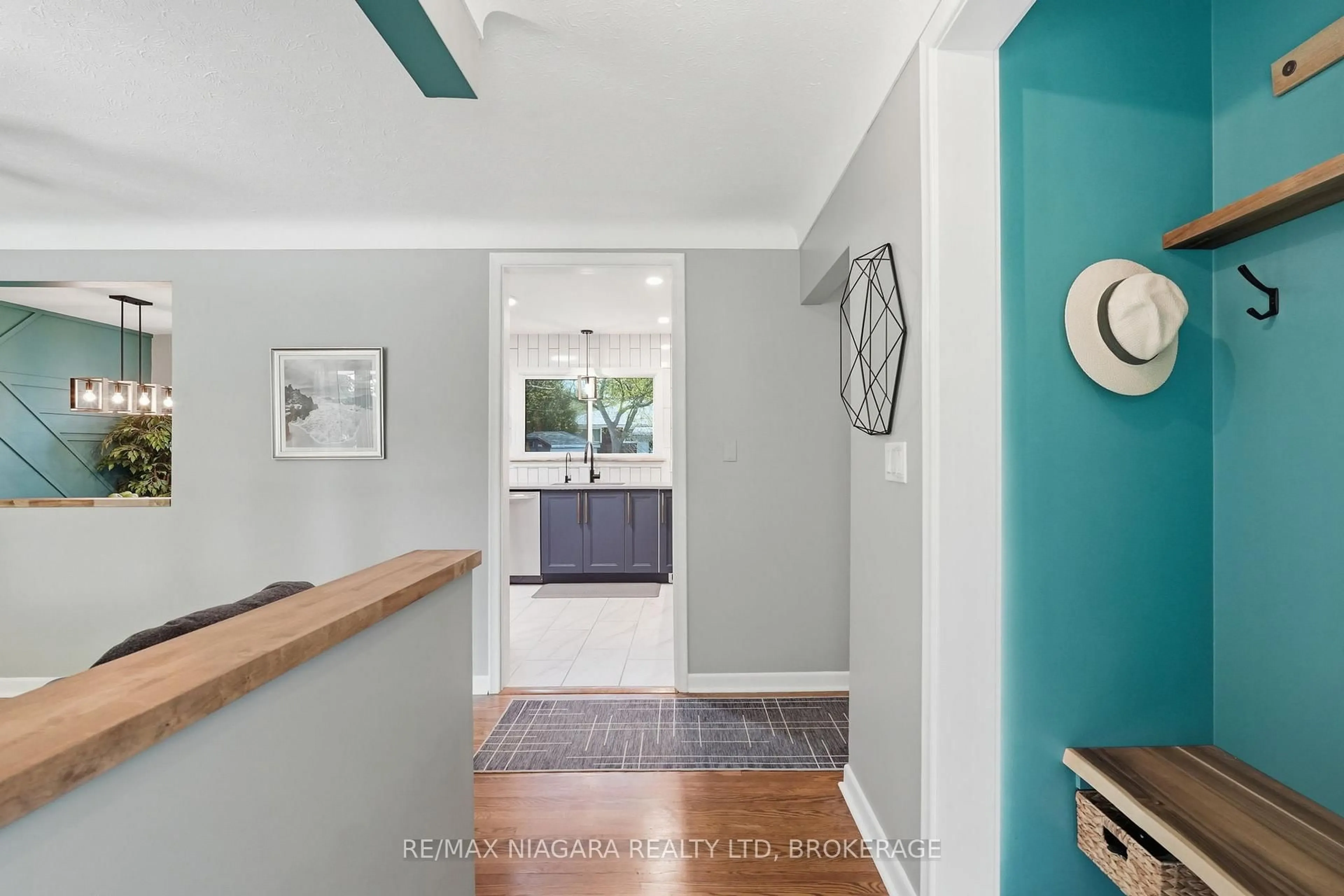 Indoor entryway for 11 Brucedale Ave, St. Catharines Ontario L2M 2Z4