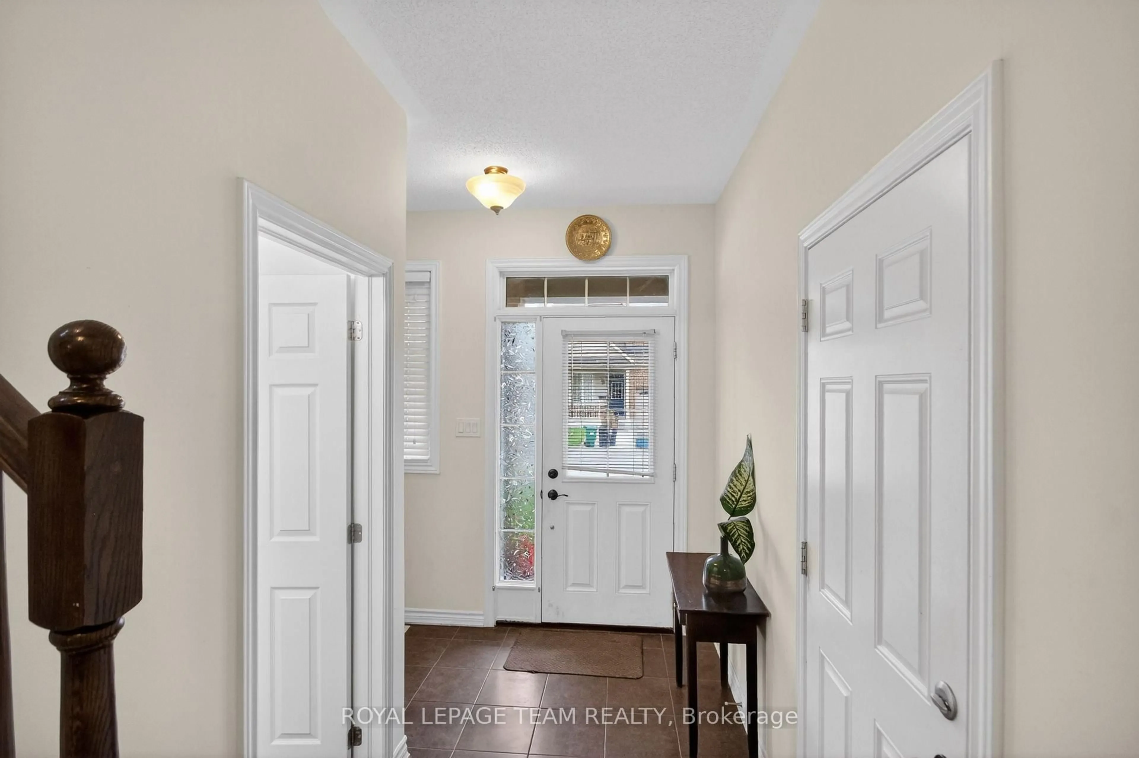 Indoor entryway for 232 Rivertree St, Ottawa Ontario K2M 0J3