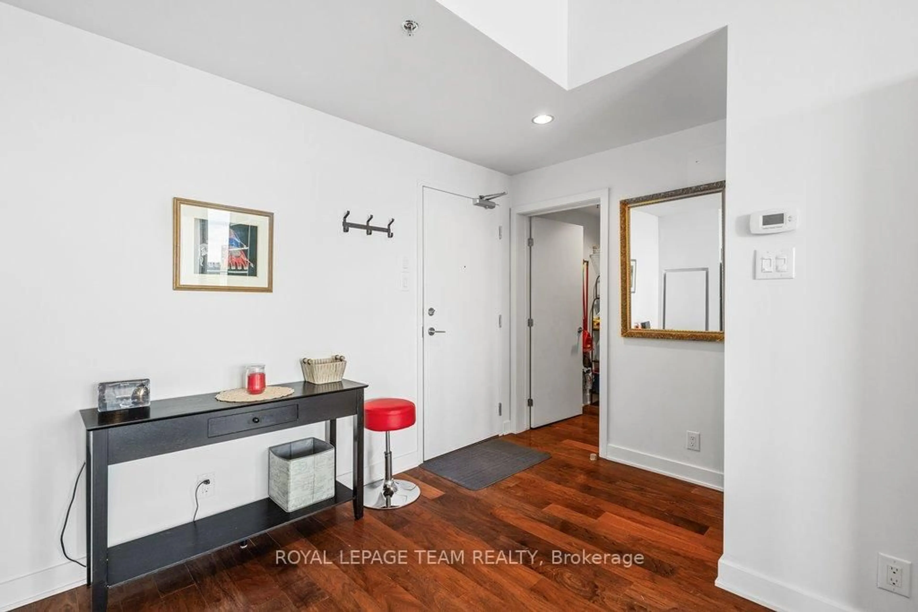 Indoor entryway for 340 Mcleod St #833, Ottawa Ontario K2P 1A4