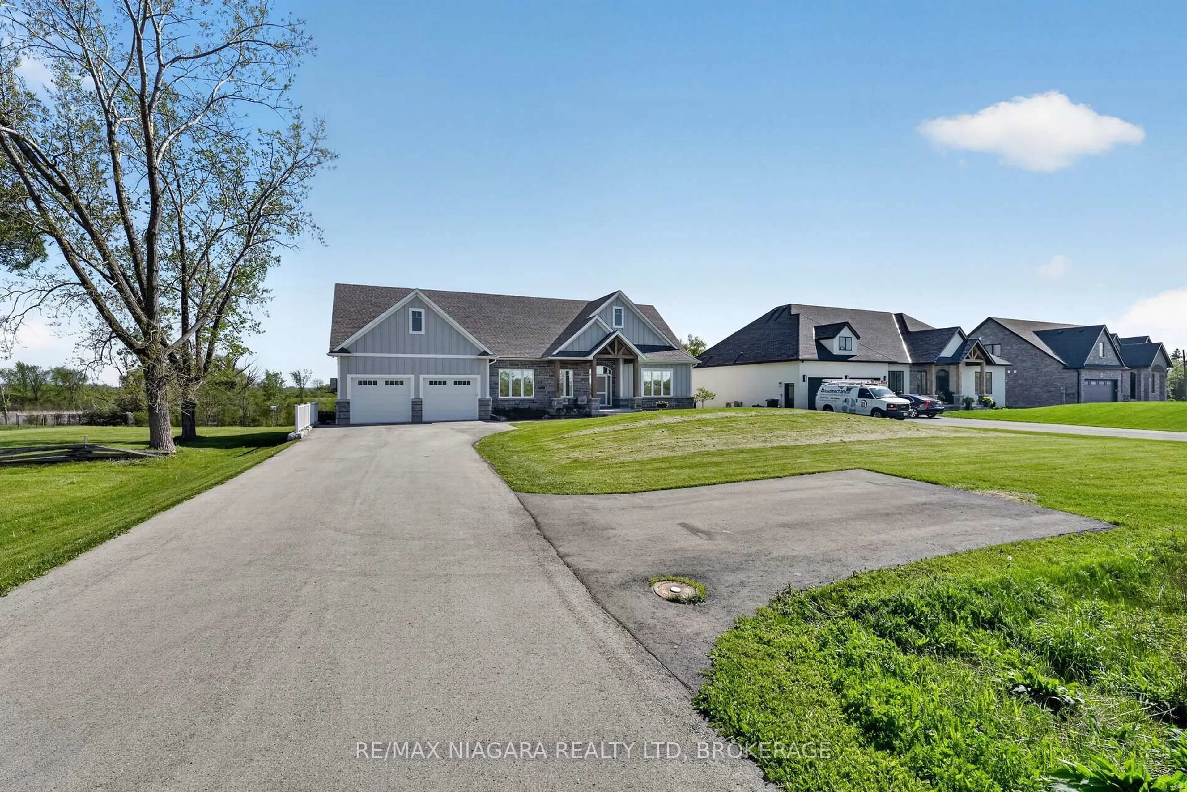 A pic from outside/outdoor area/front of a property/back of a property/a pic from drone, street for 2883 Townline Rd, Fort Erie Ontario L0S 1S0
