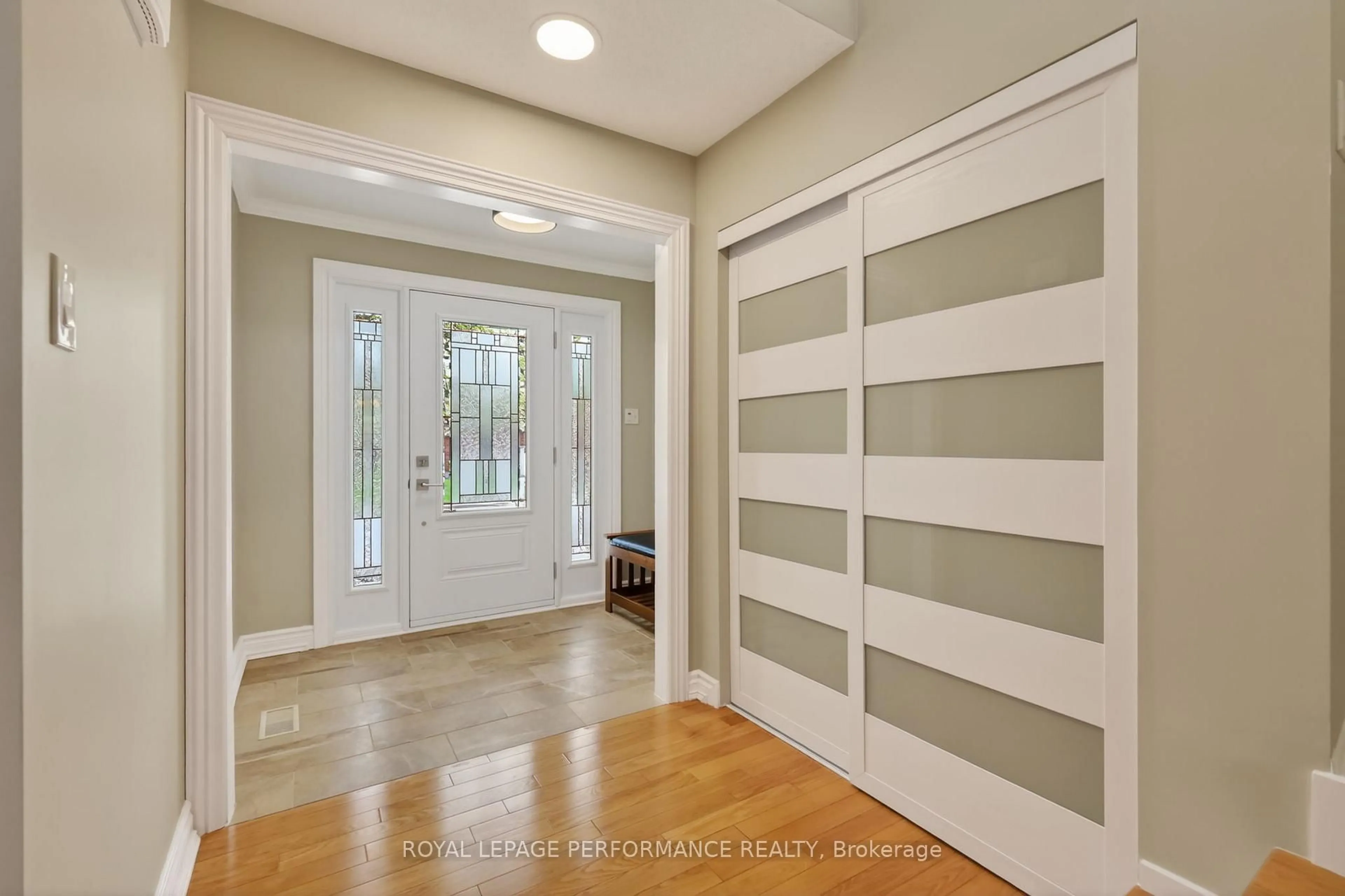 Indoor entryway for 527 Princess Louise Dr, Orleans Ontario K4A 1Y2