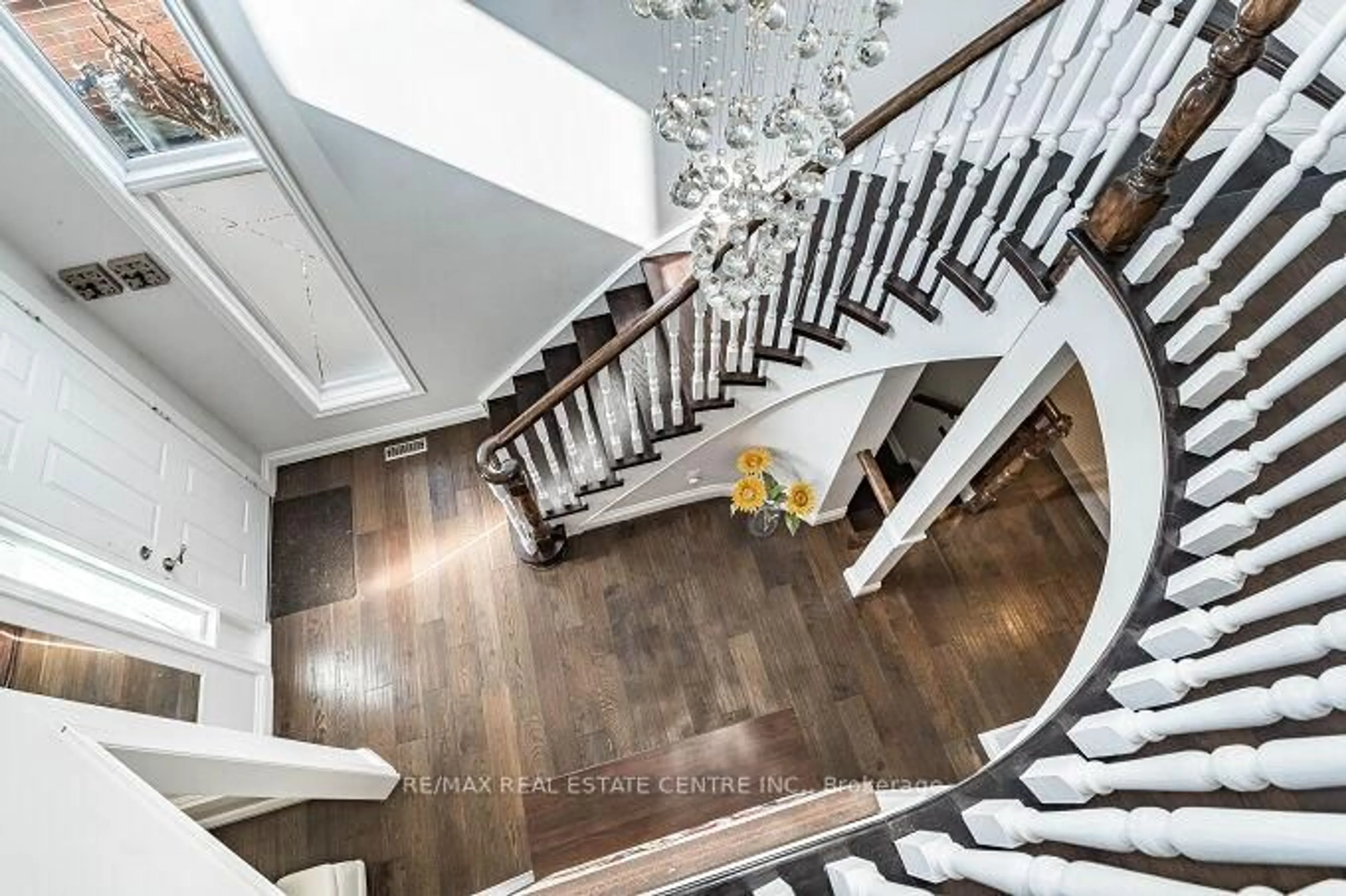 Stairs for 33 Strathroy Cres, Hamilton Ontario L8B 0K9