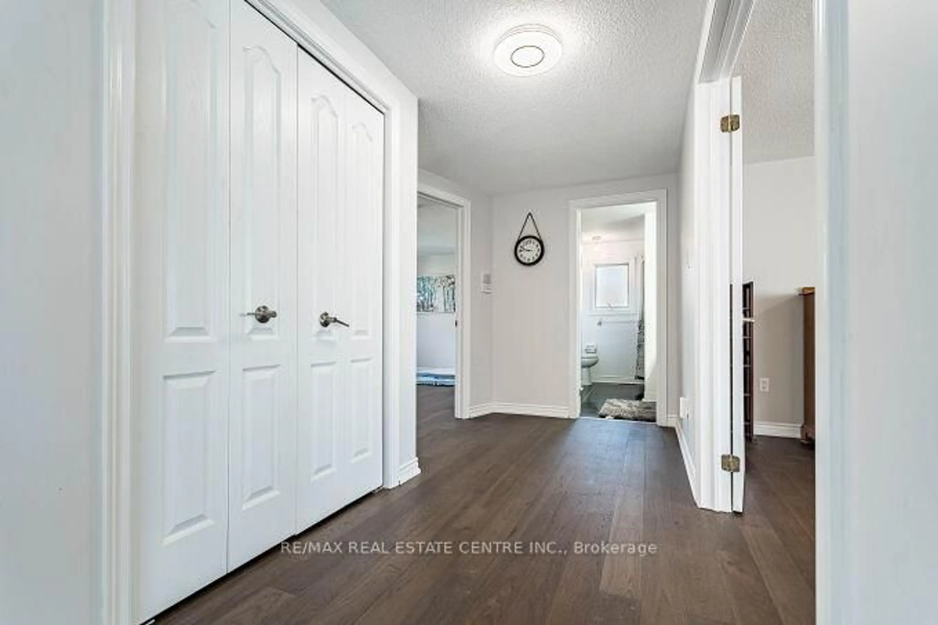 Indoor entryway for 33 Strathroy Cres, Hamilton Ontario L8B 0K9