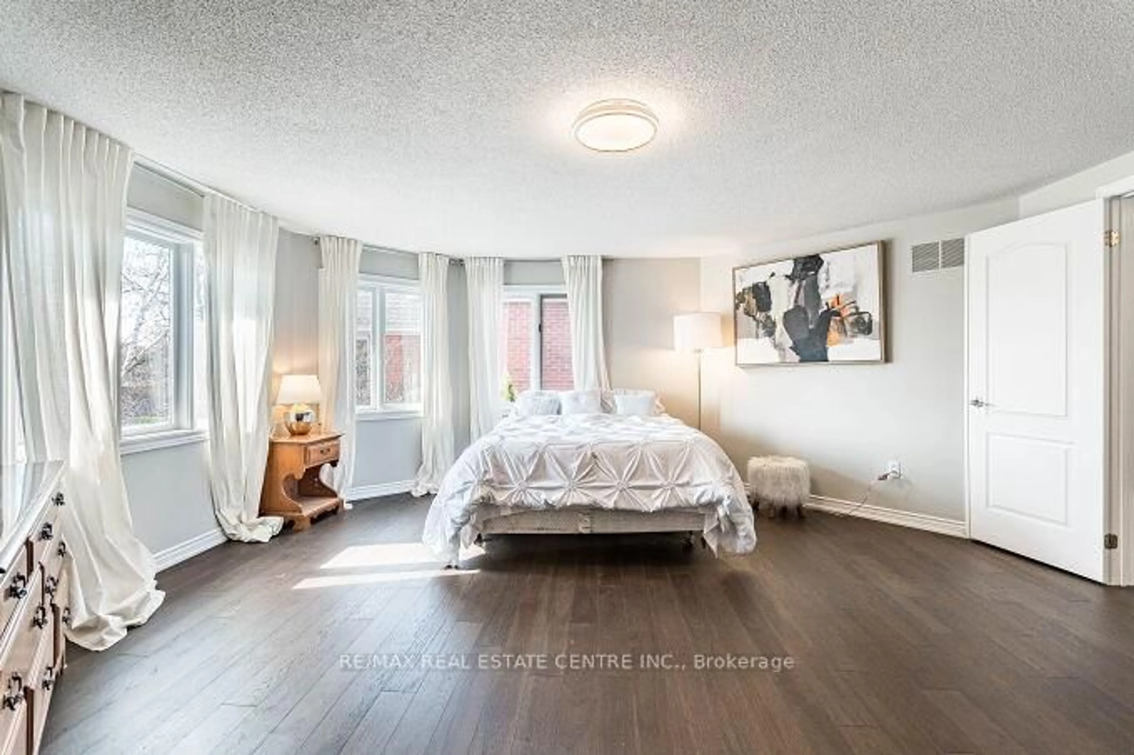 A pic of a room for 33 Strathroy Cres, Hamilton Ontario L8B 0K9