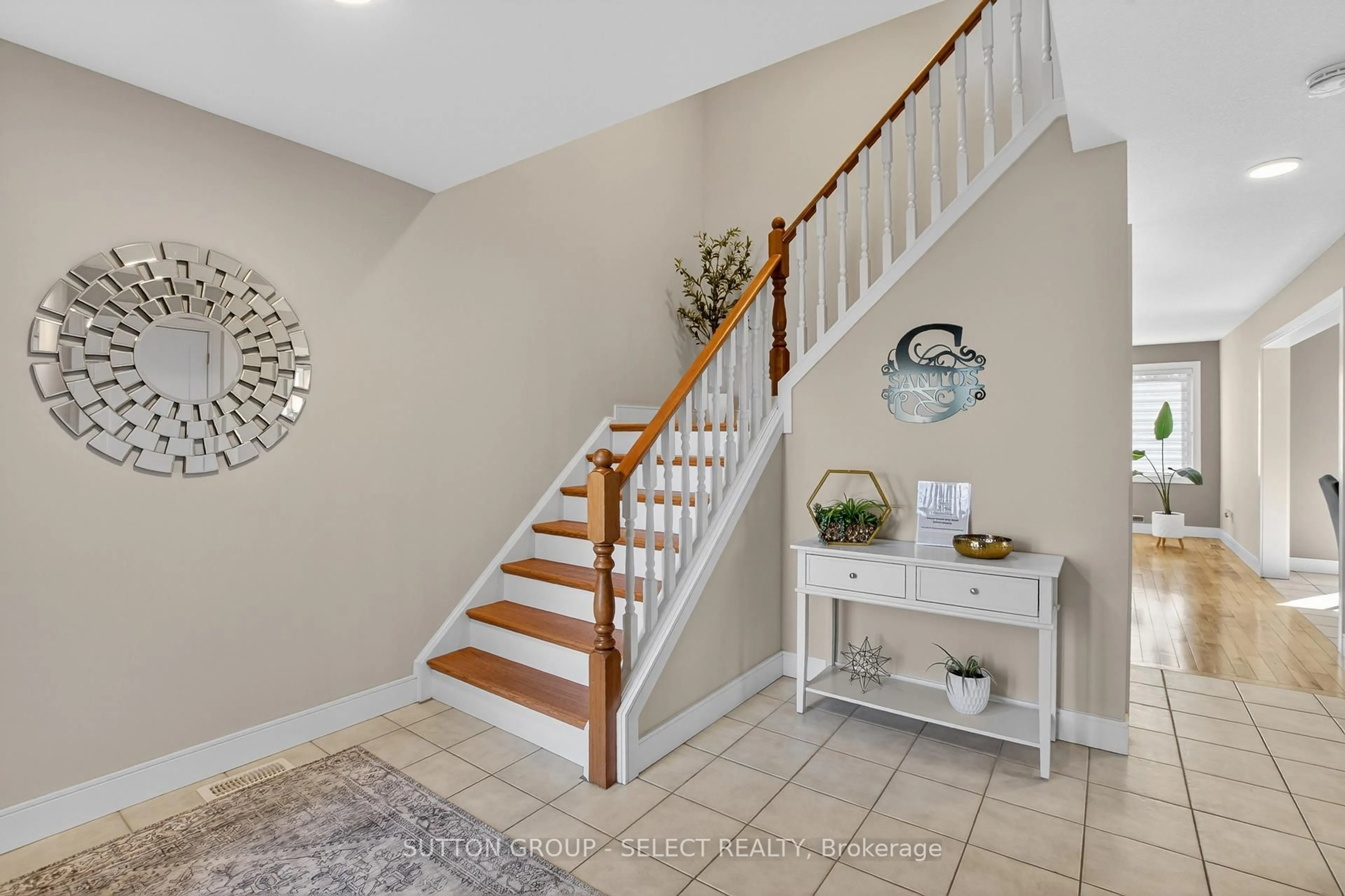 Indoor entryway for 254 Crimson Cres, London East Ontario N5W 6G1