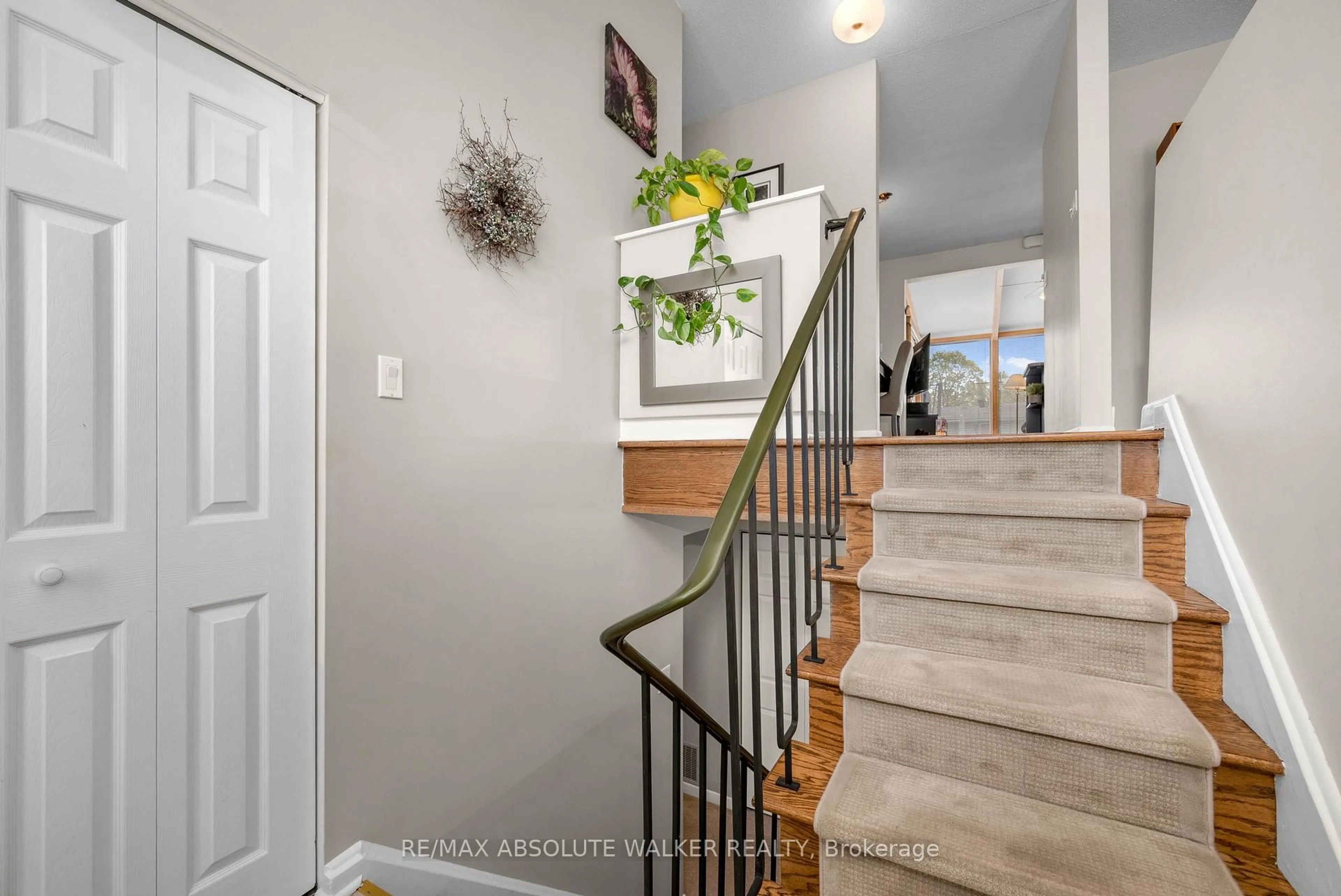 Indoor entryway for 5 West Herrington Crt, Ottawa Ontario K2H 6B9