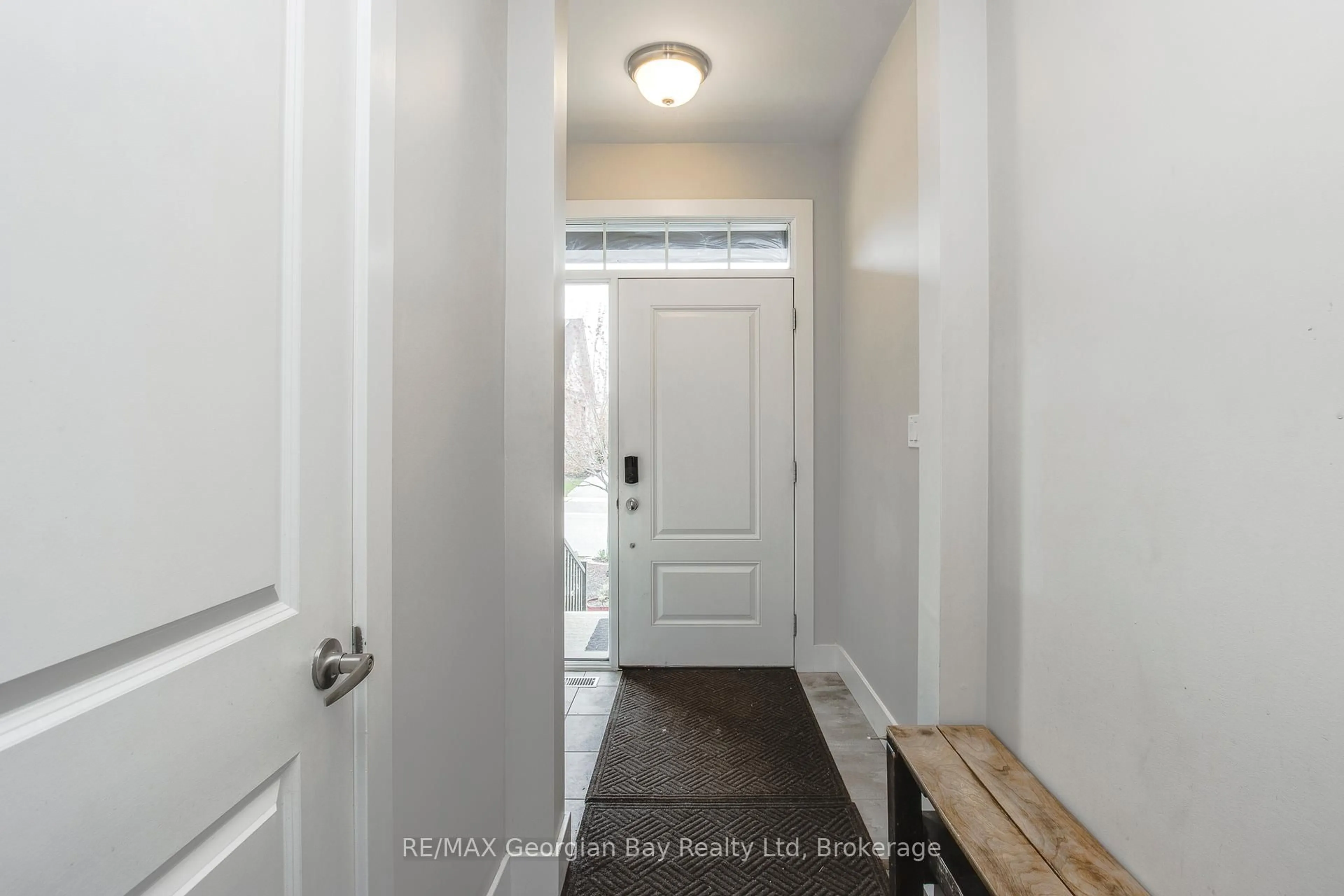 Indoor entryway for 329 Yellow Birch Cres, Blue Mountains Ontario L9Y 0Y5