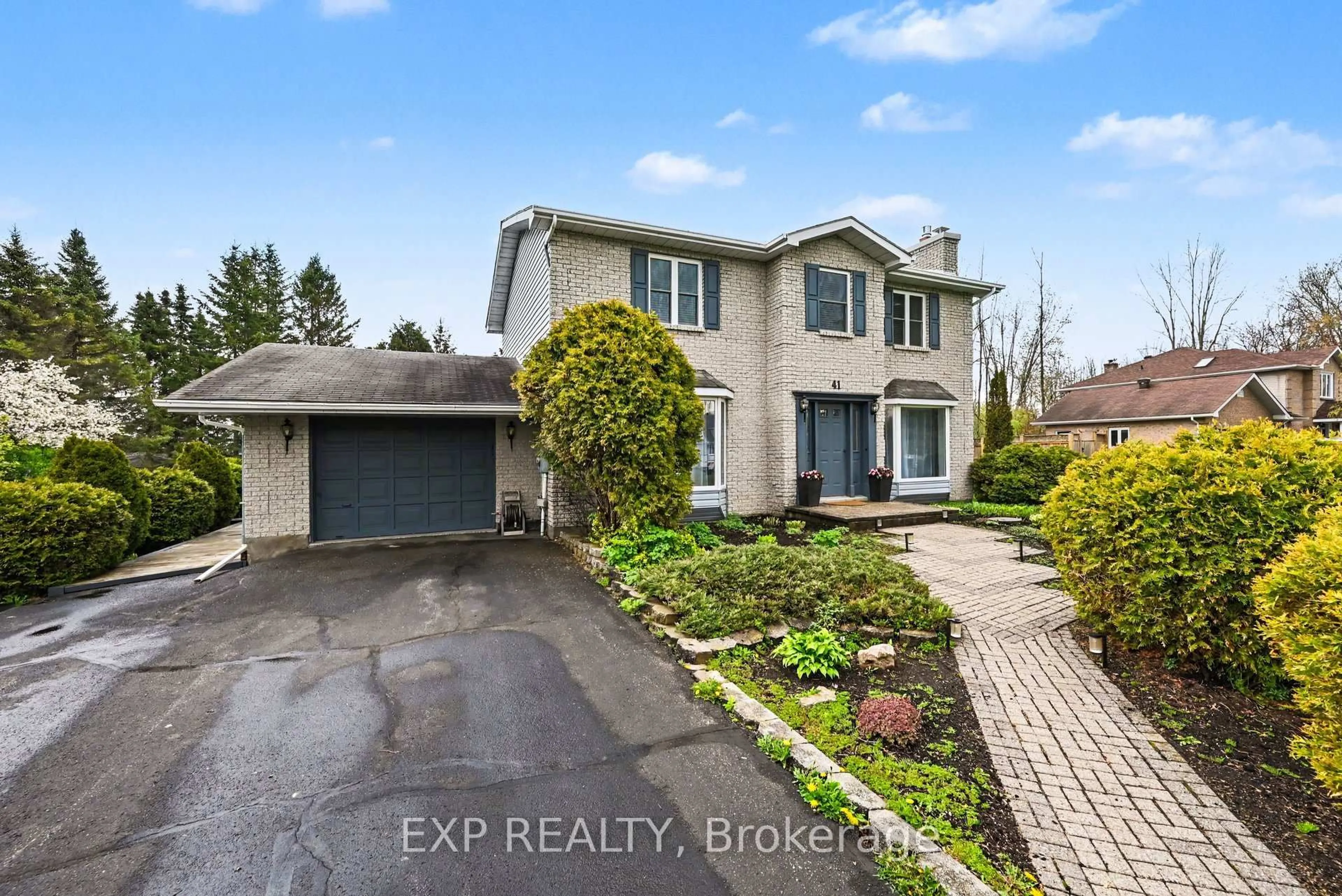 A pic from outside/outdoor area/front of a property/back of a property/a pic from drone, street for 41 Loyalist Cres, South Stormont Ontario K0C 1R0
