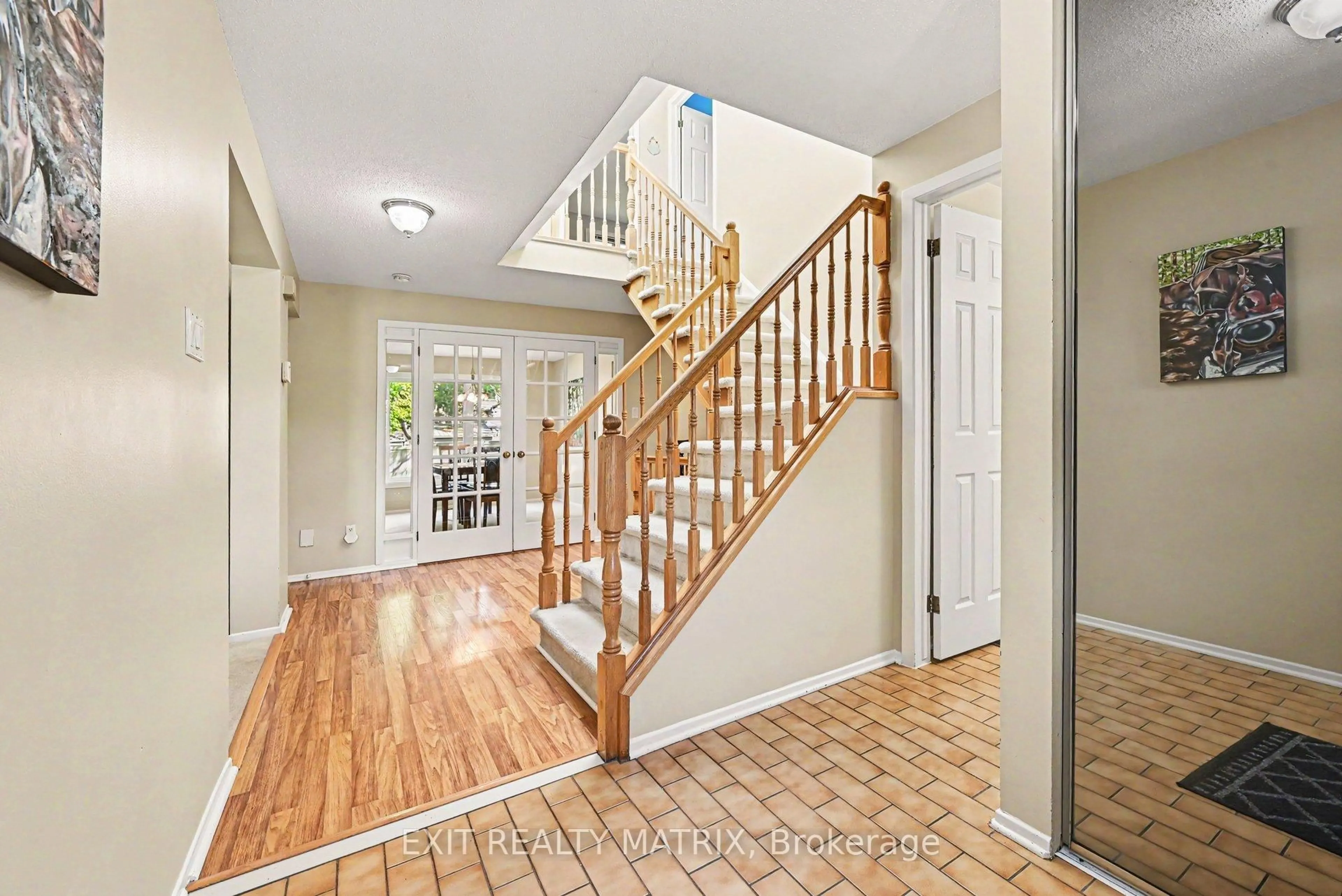 Indoor entryway for 5968 Meadowglen Dr, Orleans Ontario K1C 5Y2