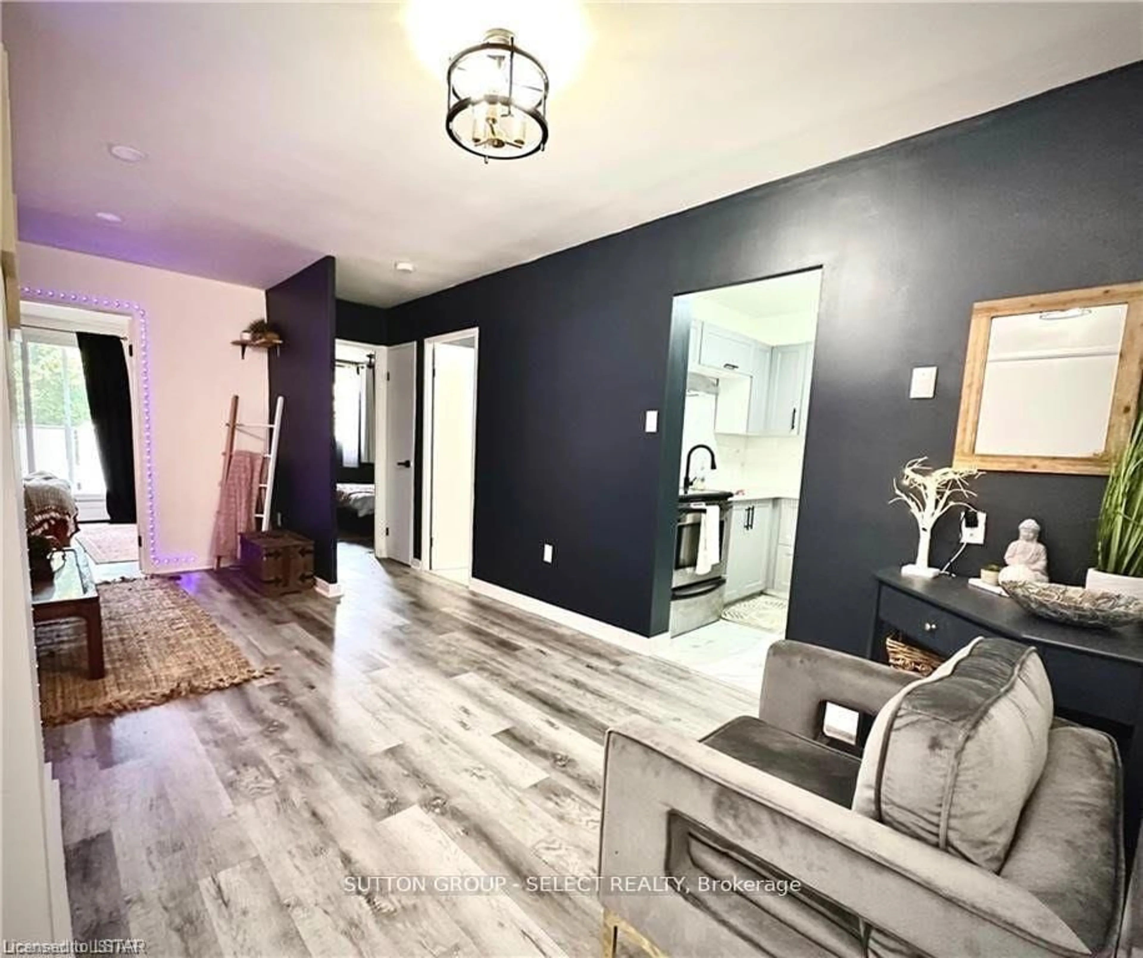 Indoor entryway for 563 Mornington Ave #212, London East Ontario N5Y 4T8