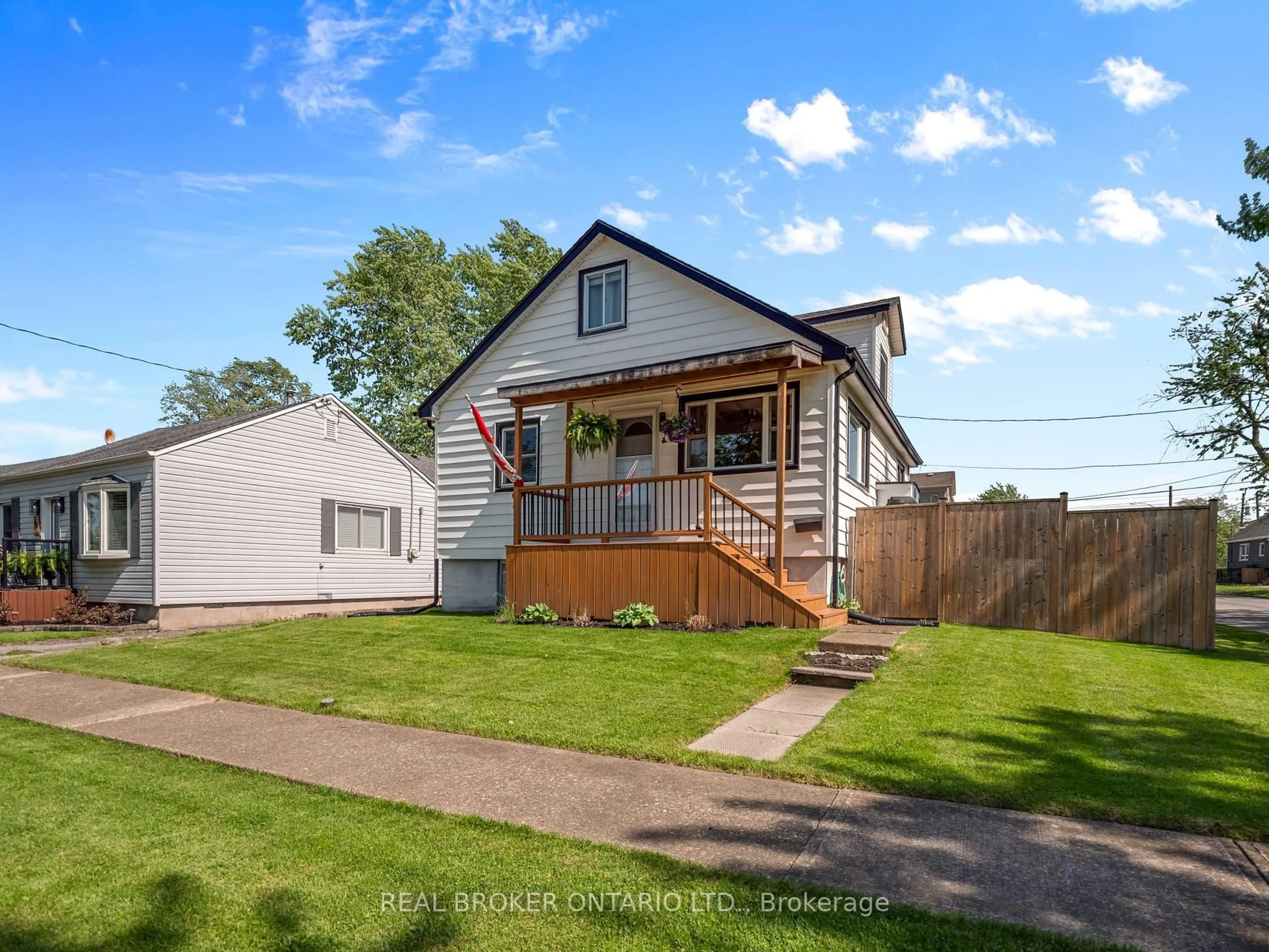 Home with vinyl exterior material, street for 21 Hilda St, St. Catharines Ontario L2S 1Z7
