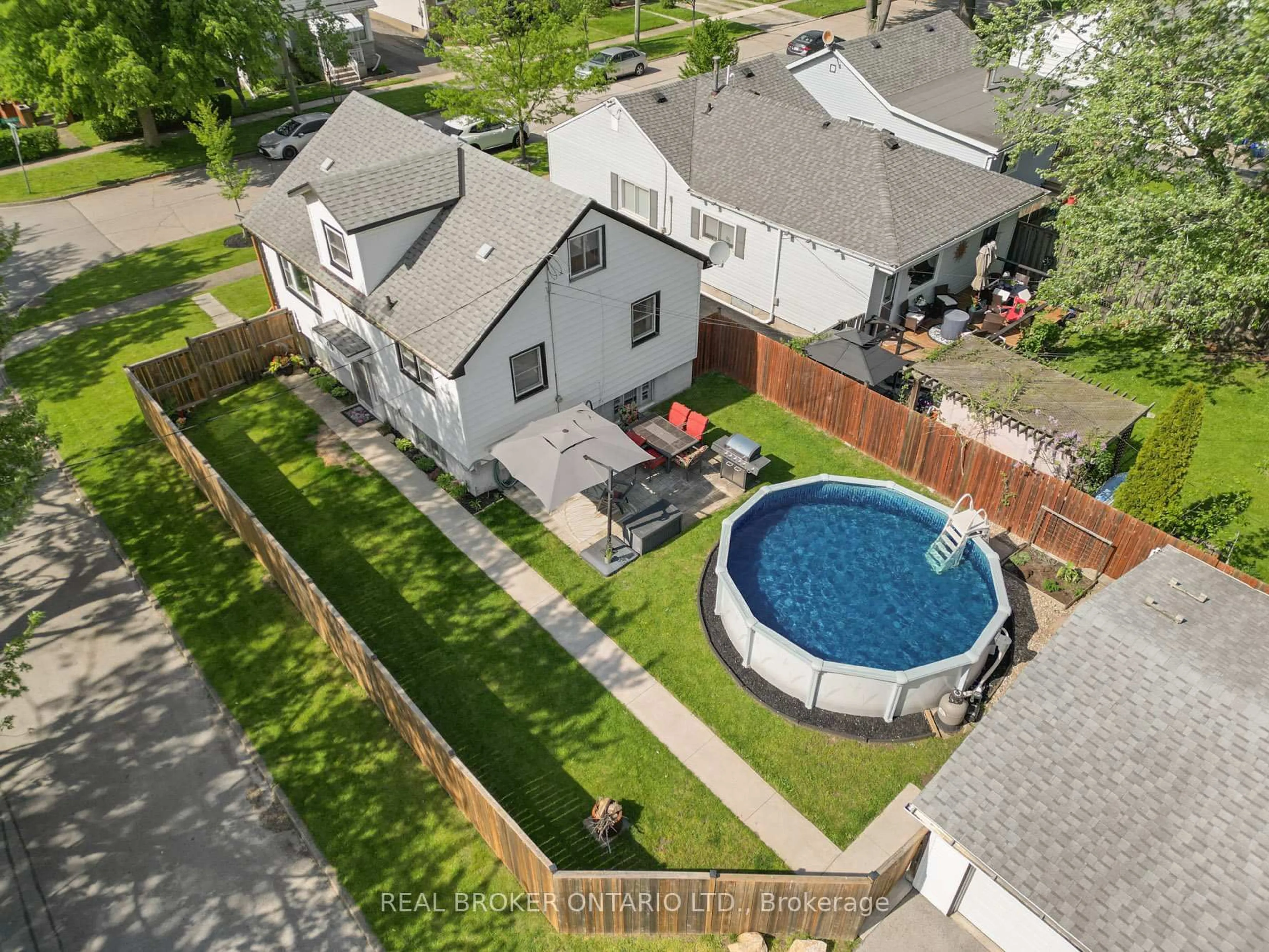 A pic from outside/outdoor area/front of a property/back of a property/a pic from drone, street for 21 Hilda St, St. Catharines Ontario L2S 1Z7