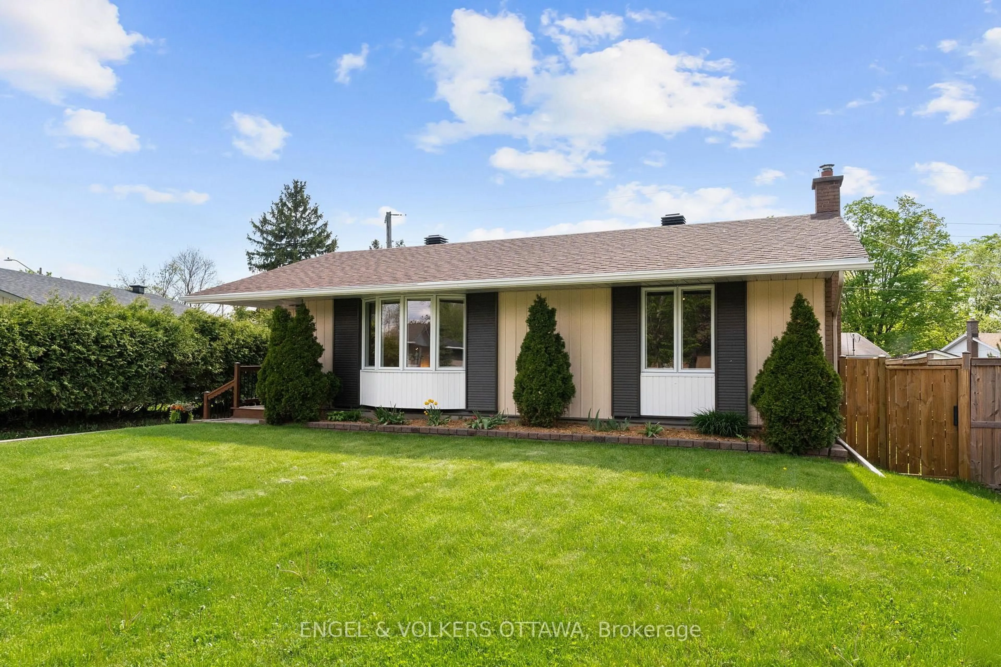 Home with vinyl exterior material, street for 1056 Hindley St, Ottawa Ontario K2B 5M1