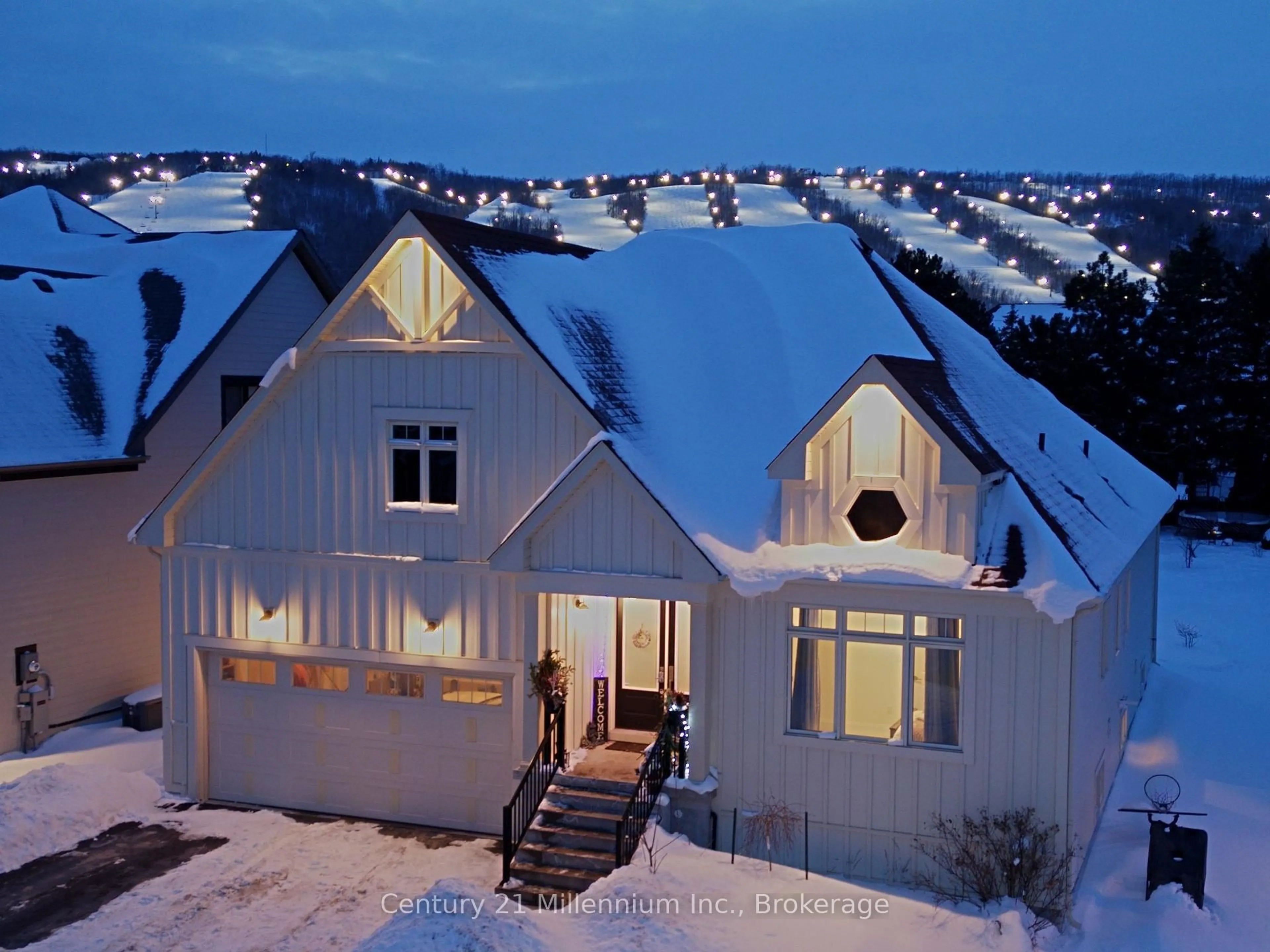 Home with vinyl exterior material, street for 108 Creekwood Crt, Blue Mountains Ontario L9Y 0V1