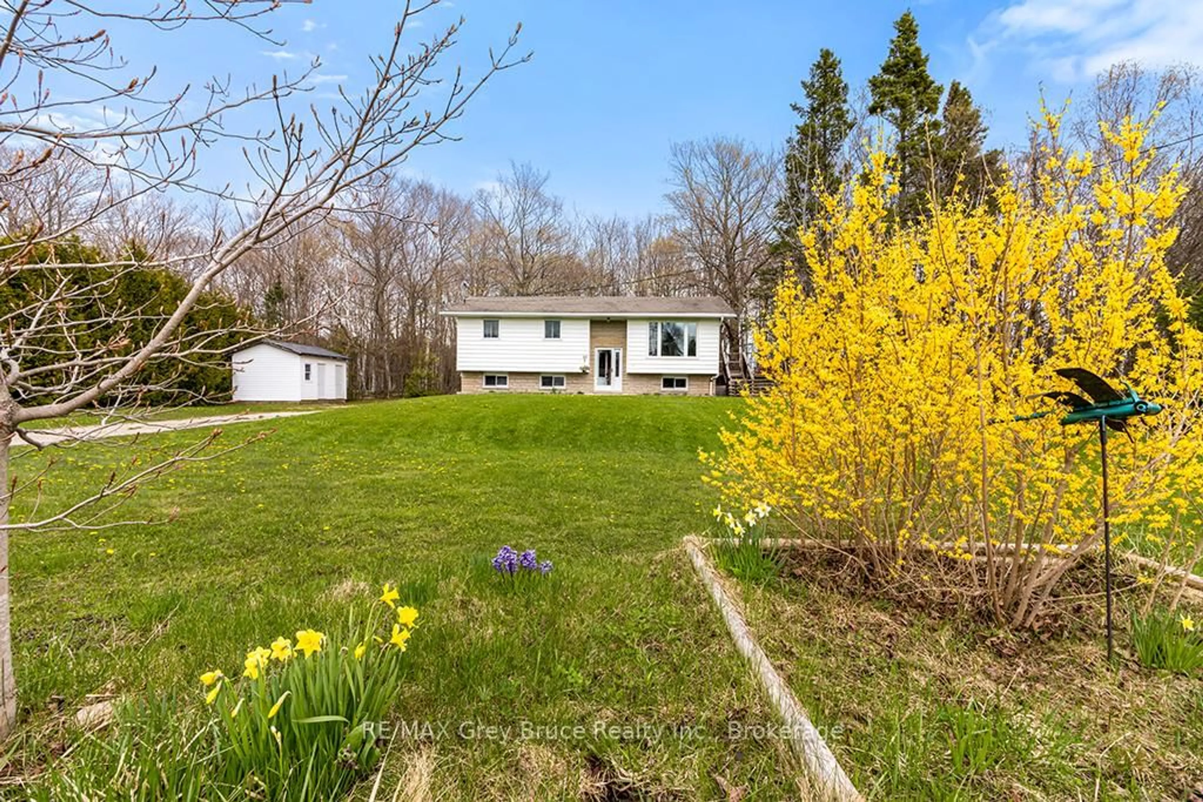A pic from outside/outdoor area/front of a property/back of a property/a pic from drone, unknown for 46 Maple Golf Cres, Northern Bruce Peninsula Ontario N0H 2R0