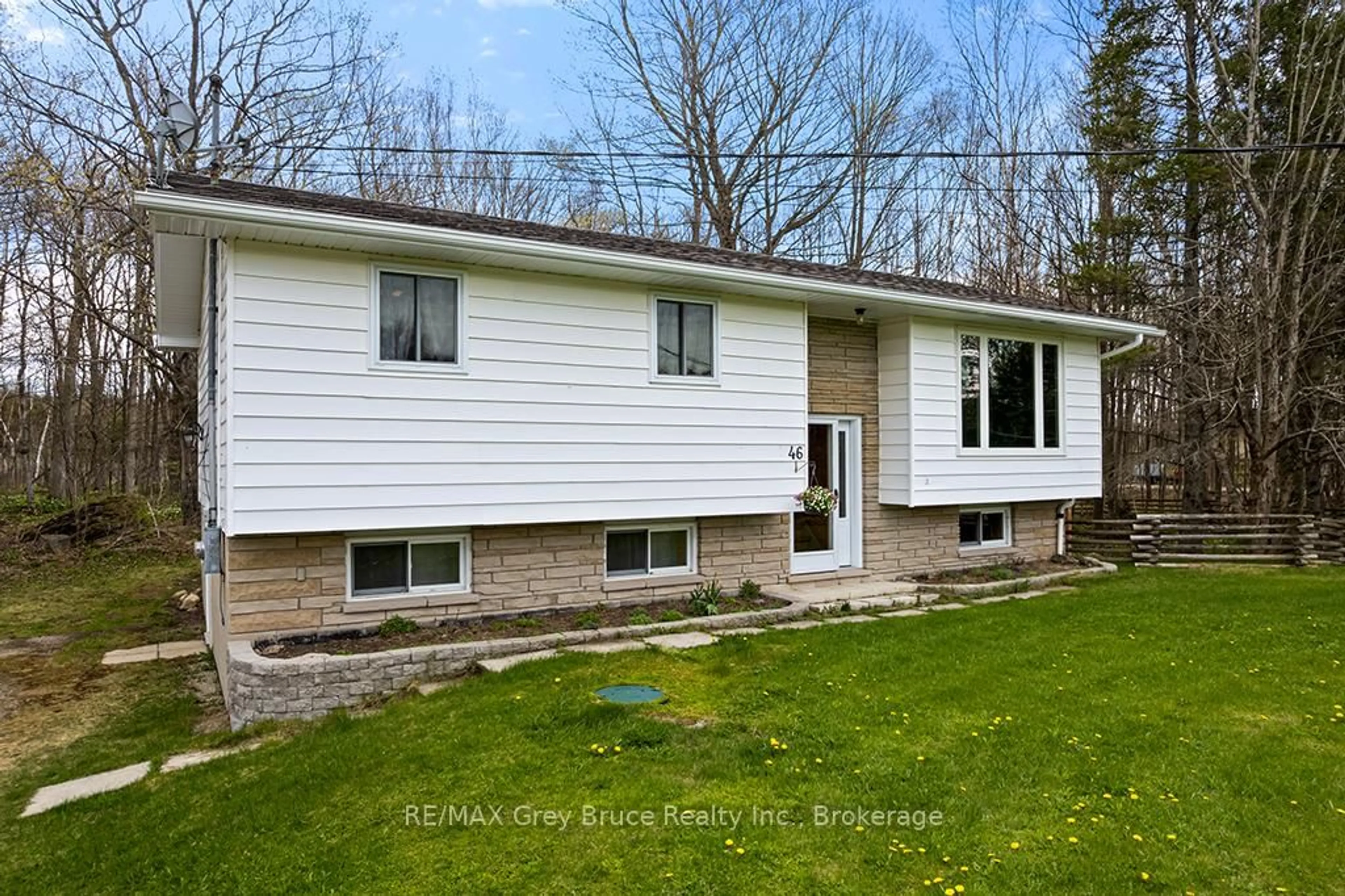 Home with vinyl exterior material, street for 46 Maple Golf Cres, Northern Bruce Peninsula Ontario N0H 2R0