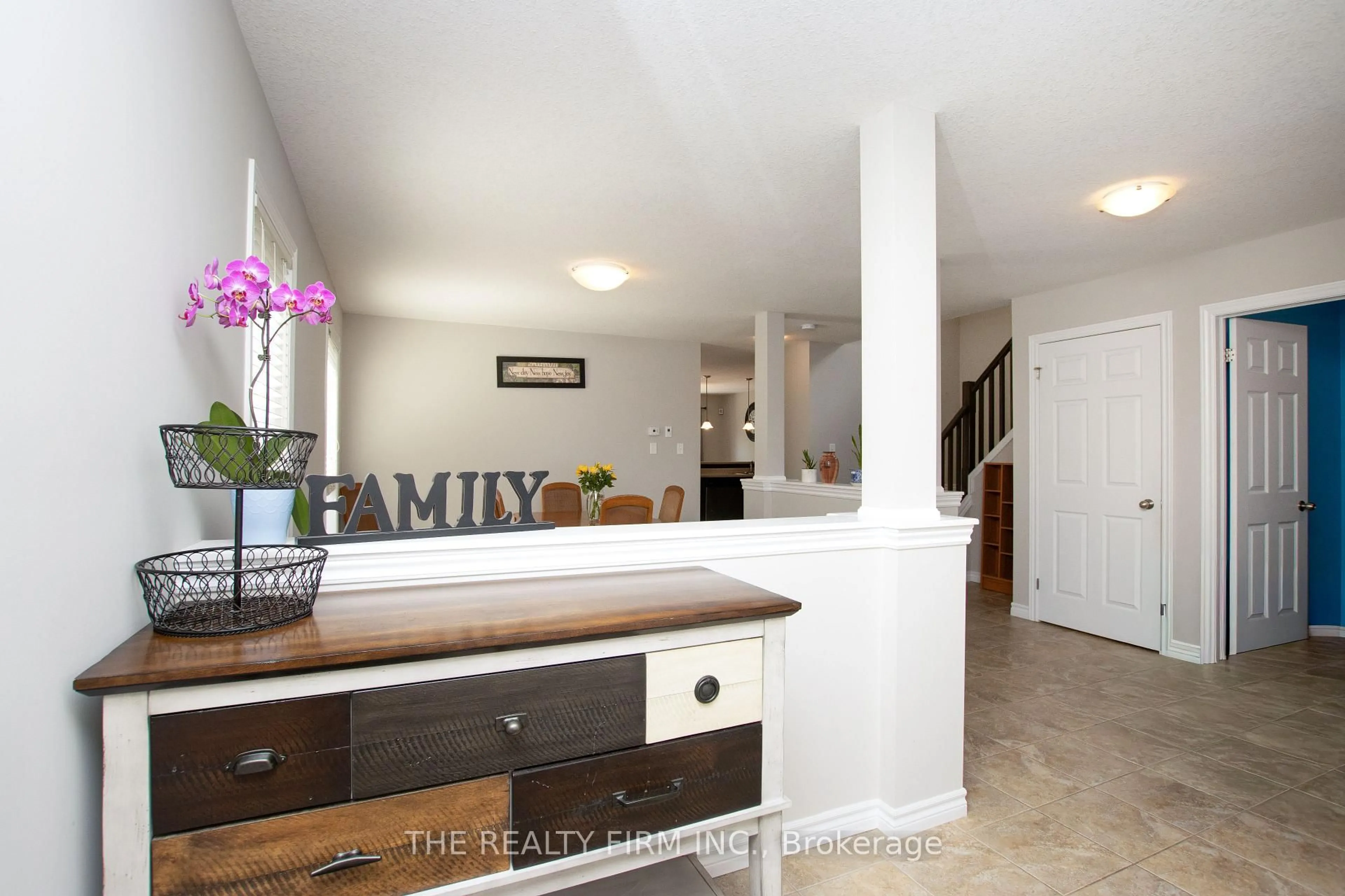 Indoor entryway for 884 Reeves Ave, London North Ontario N6G 0G9