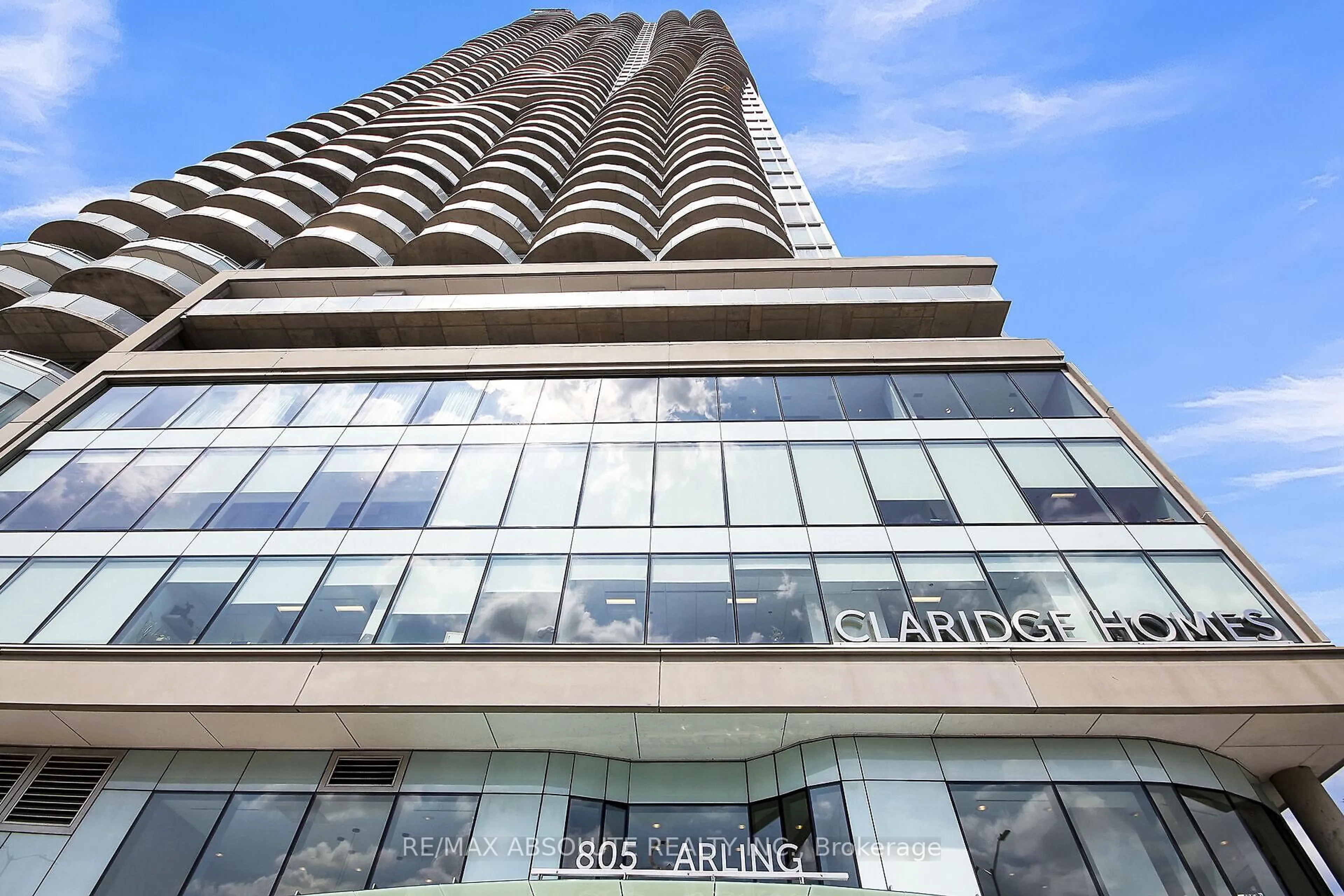 Indoor foyer for 805 Carling Ave #902, Ottawa Ontario K1S 5W9