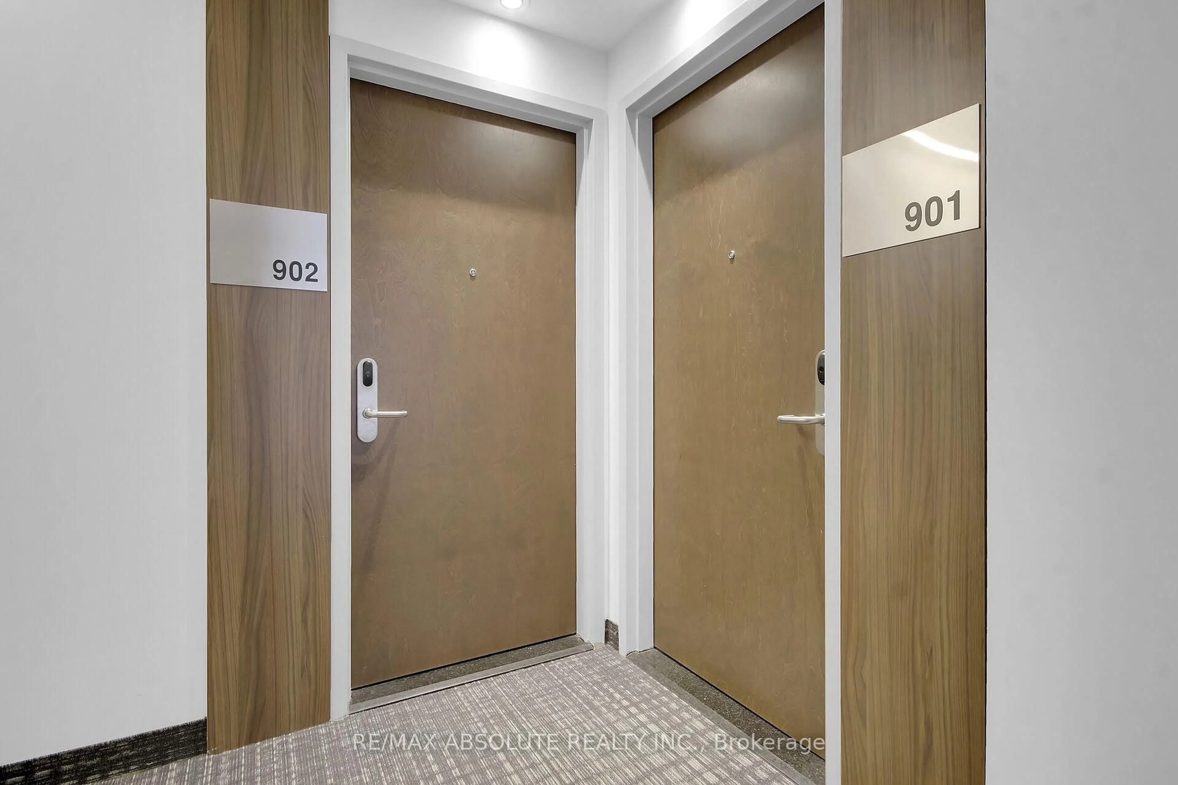 Indoor foyer for 805 Carling Ave #902, Ottawa Ontario K1S 5W9