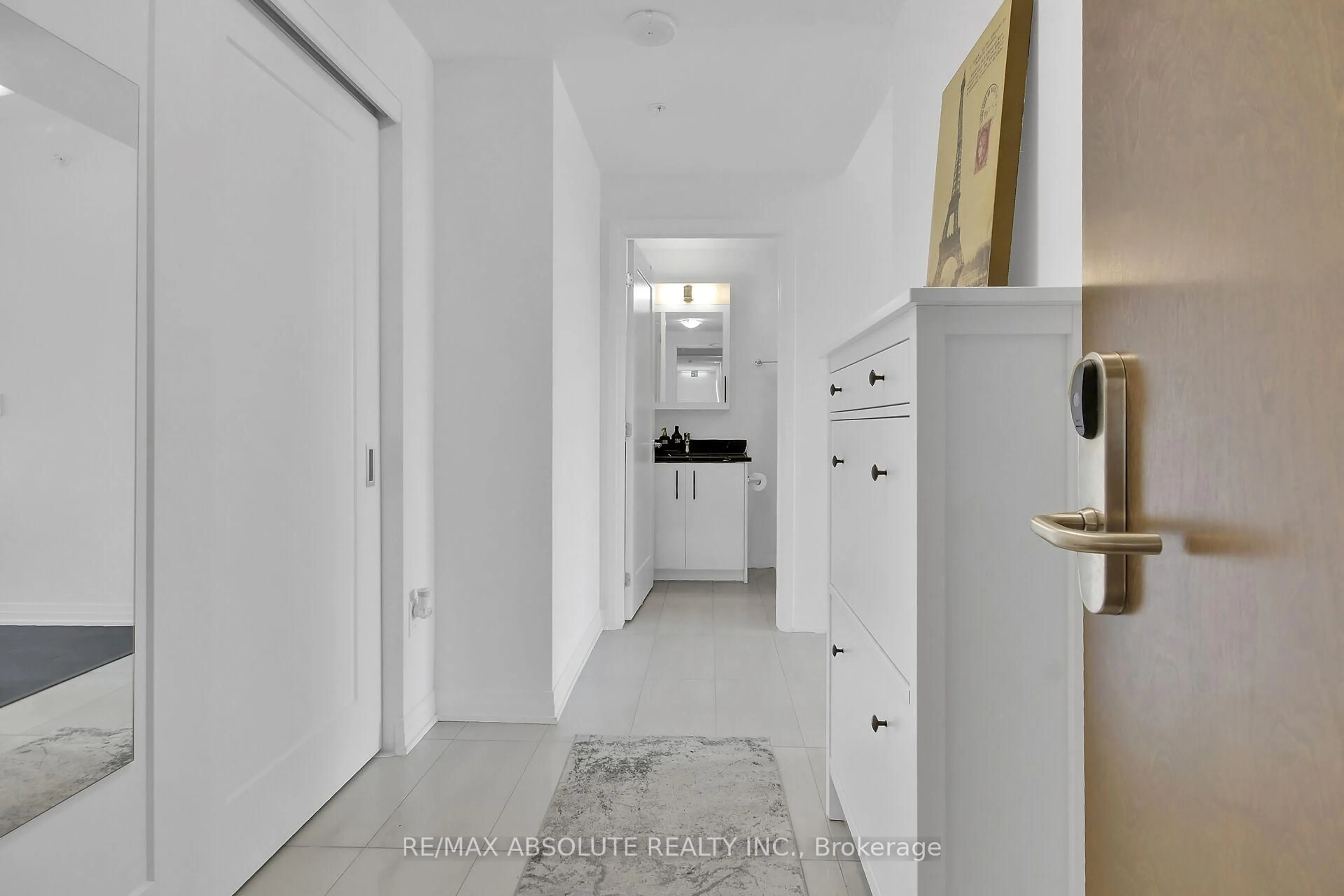 Indoor entryway for 805 Carling Ave #902, Ottawa Ontario K1S 5W9