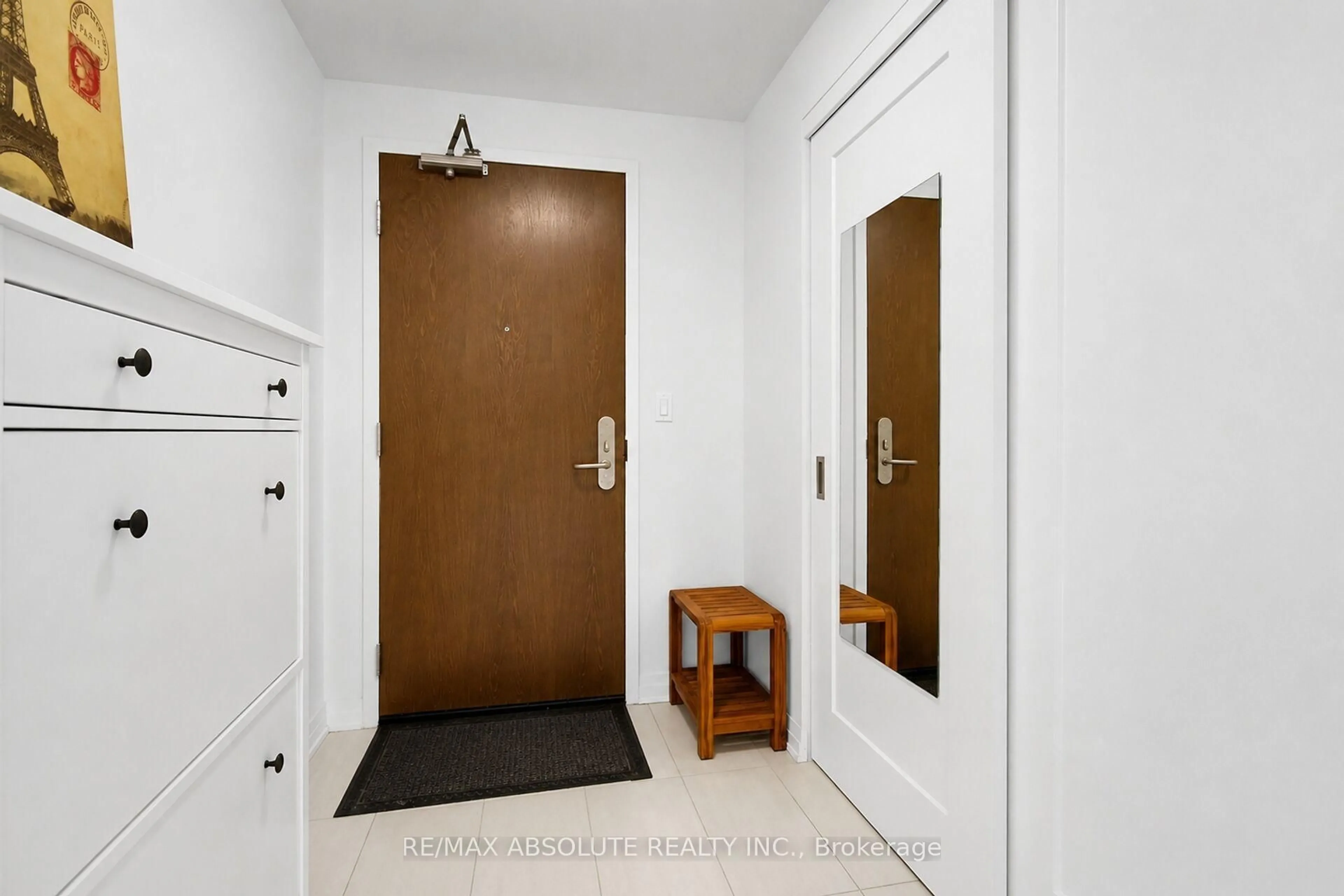 Indoor entryway for 805 Carling Ave #902, Ottawa Ontario K1S 5W9