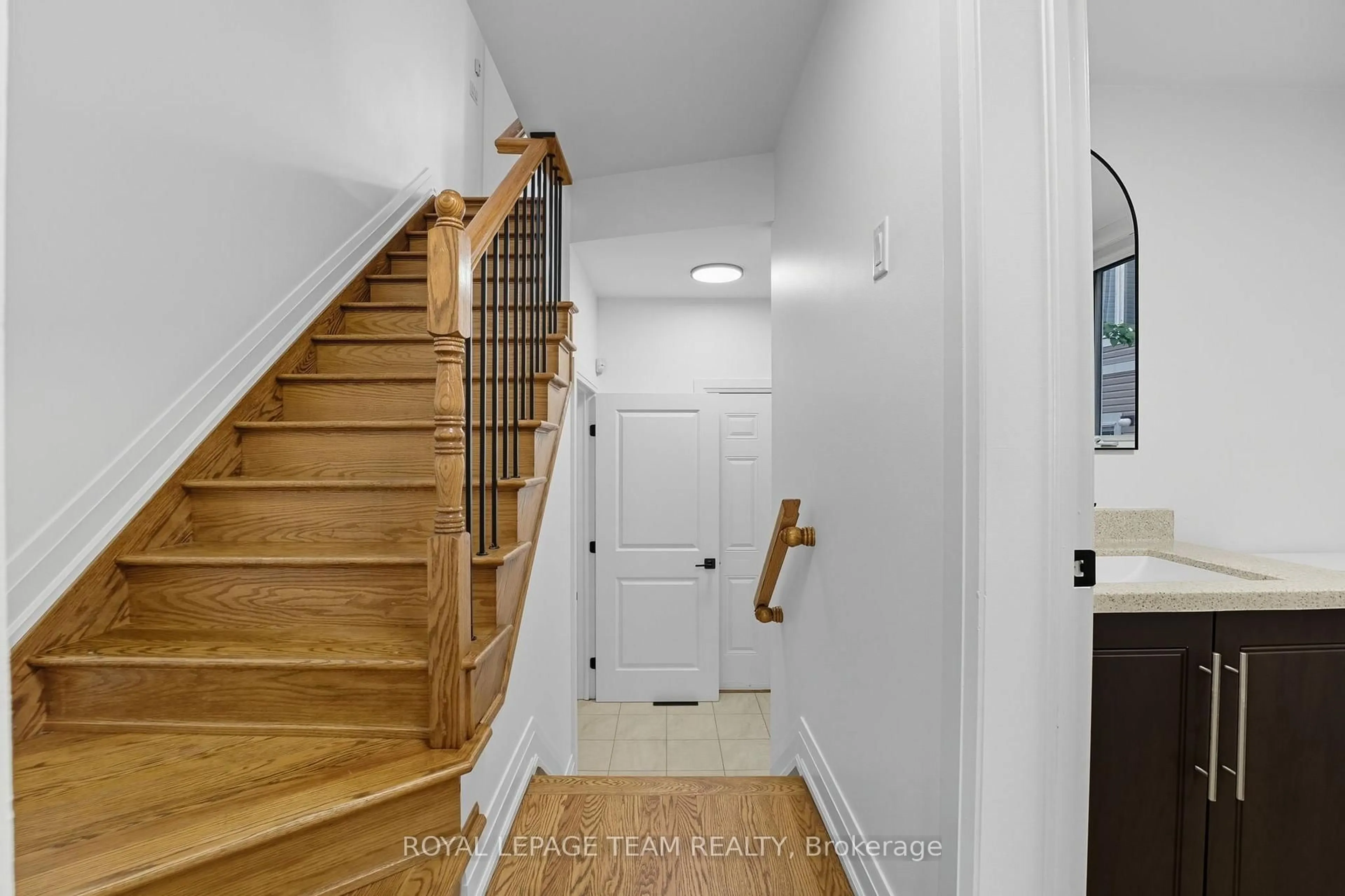 Indoor entryway for 1512 Clementine Blvd, Ottawa Ontario K1H 8E9