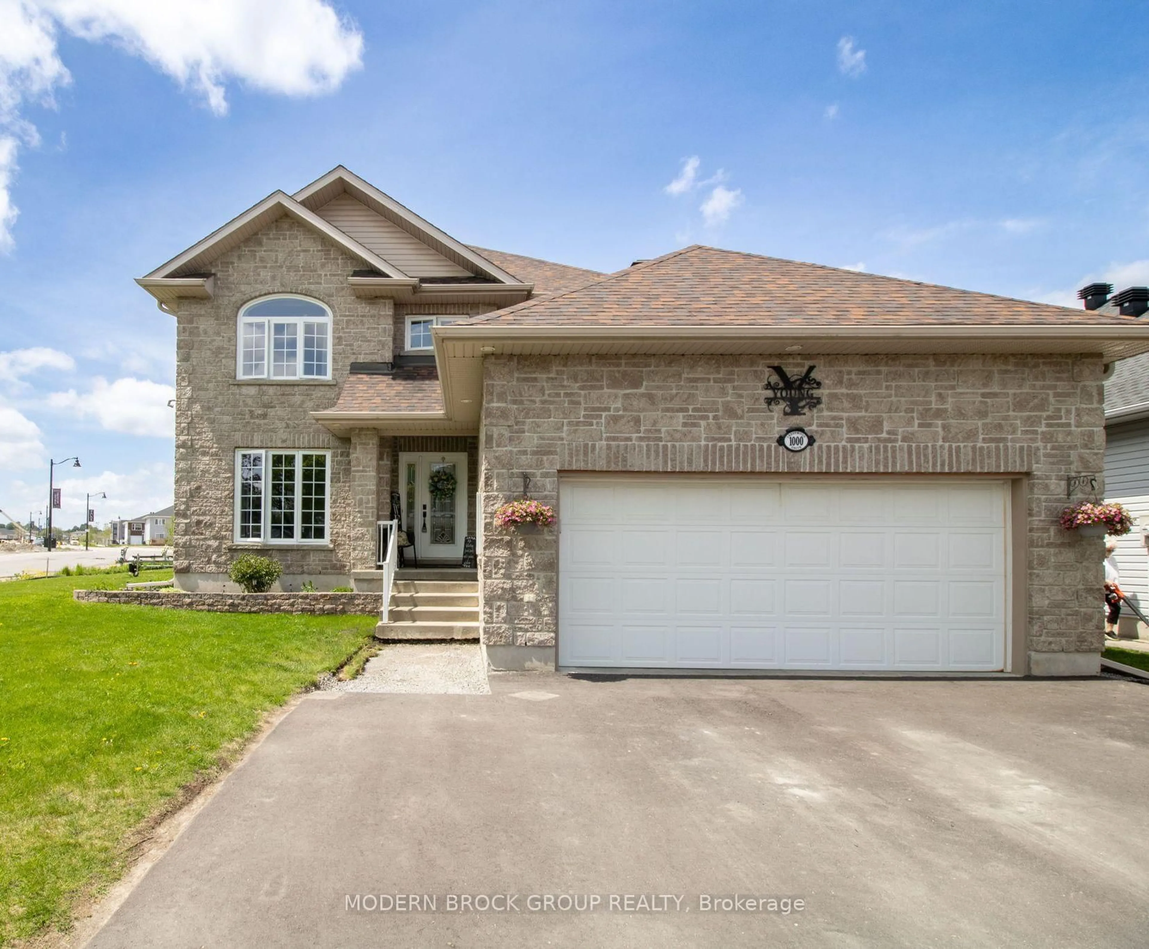 Home with brick exterior material, street for 1000 Crestwood Dr, Brockville Ontario K6V 7N1