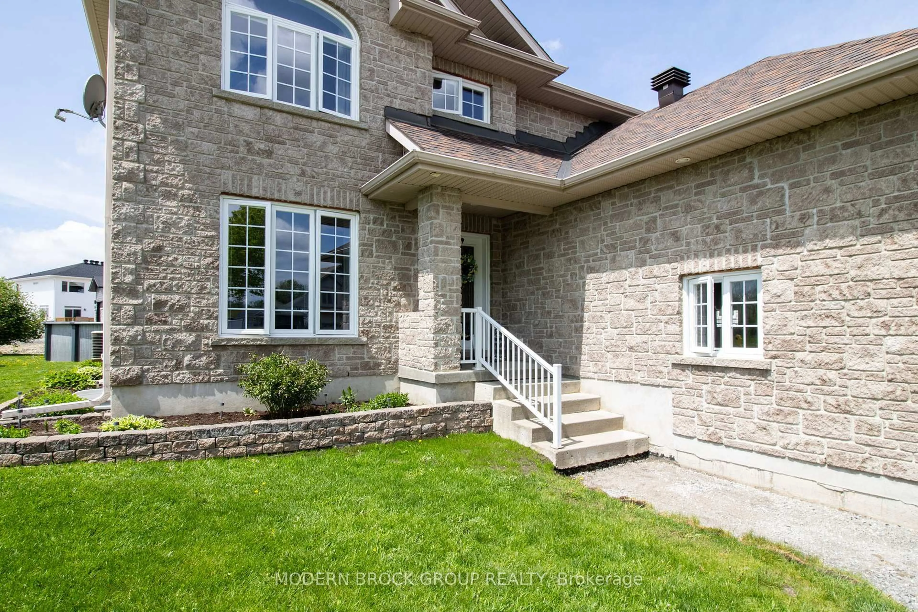 Home with brick exterior material, unknown for 1000 Crestwood Dr, Brockville Ontario K6V 7N1