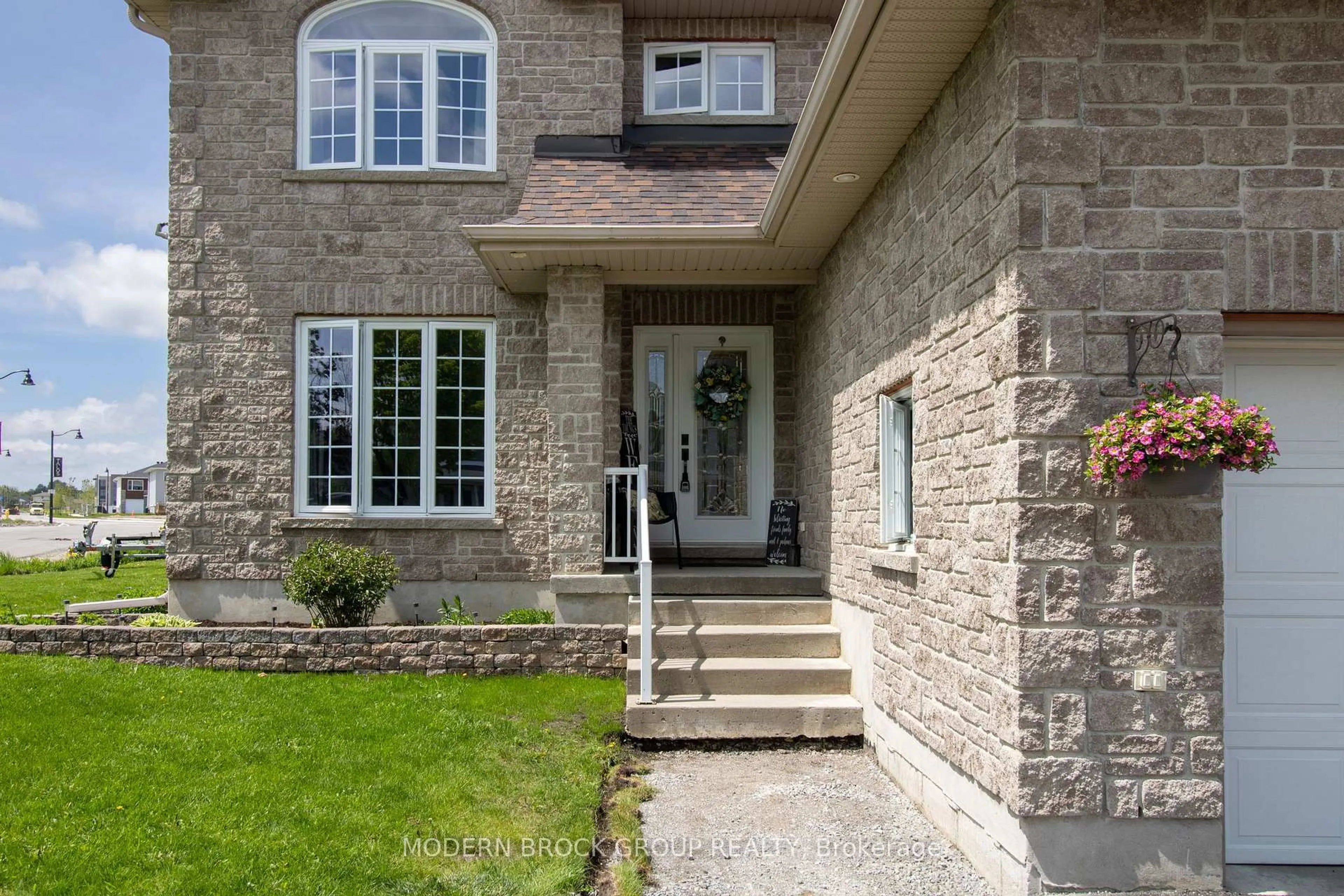 Home with brick exterior material, street for 1000 Crestwood Dr, Brockville Ontario K6V 7N1