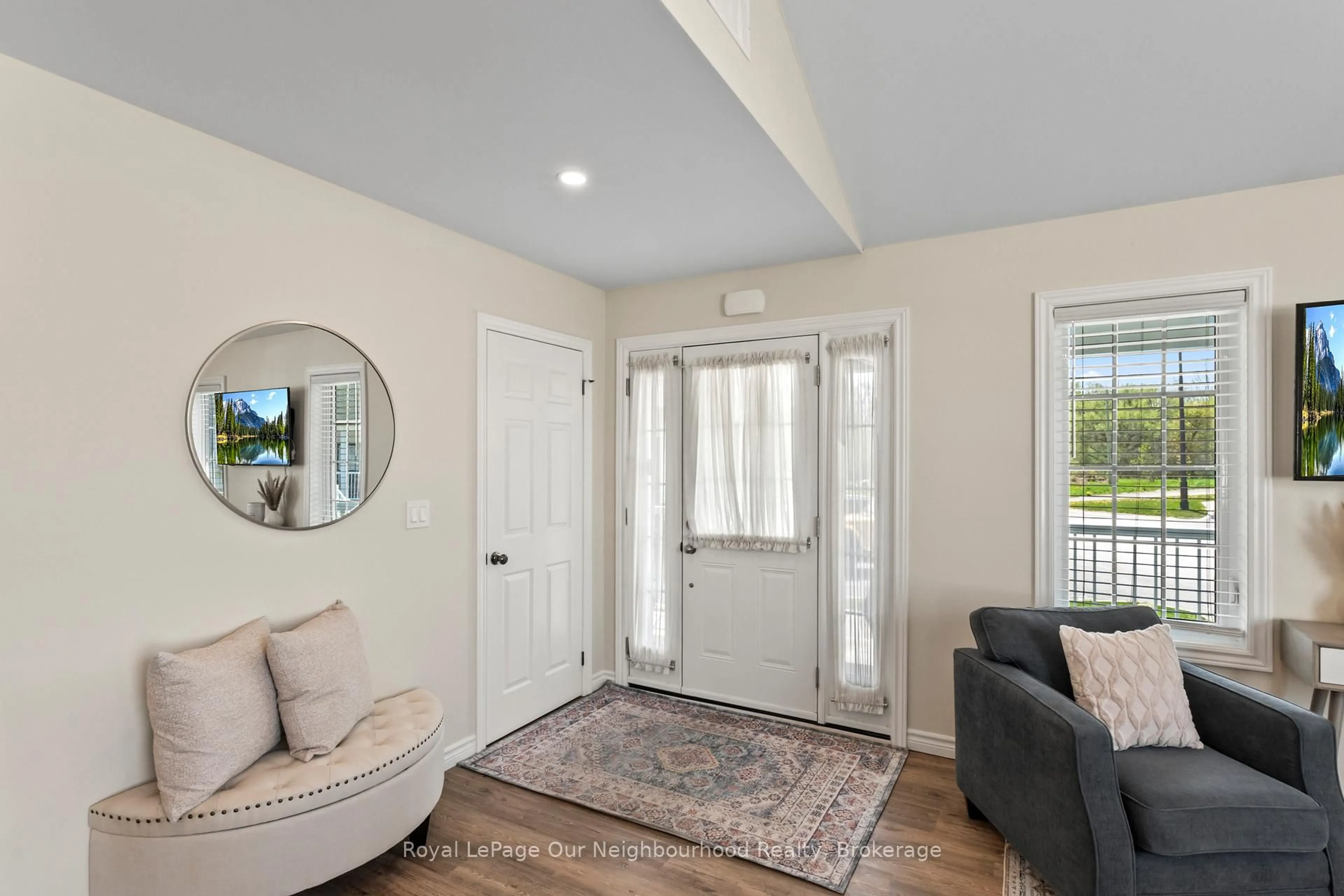 Indoor entryway for 300 Croft St #1602, Port Hope Ontario L1A 0E1