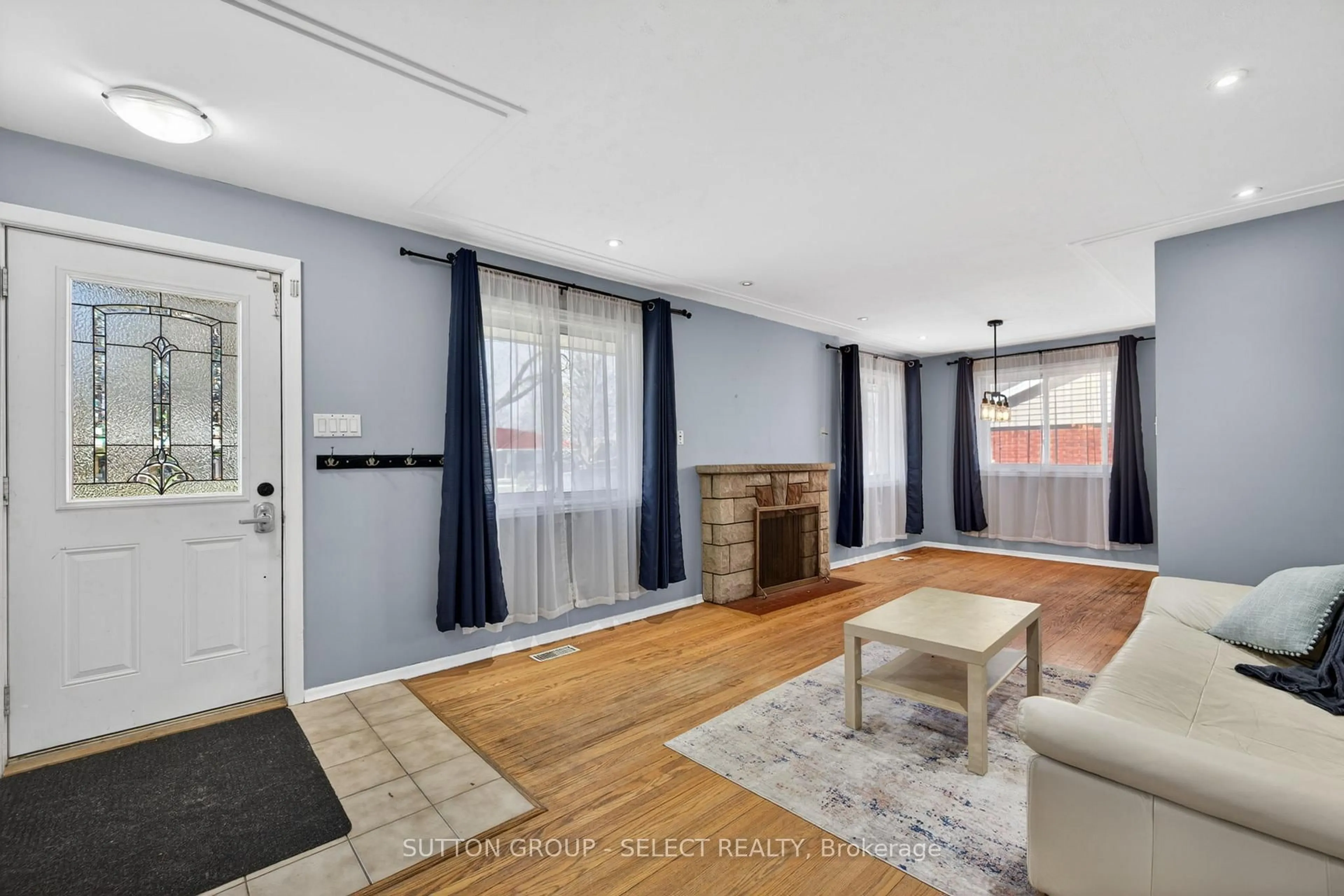 Living room with furniture, wood/laminate floor for 198 Arlington Cres, London South Ontario N5Z 3E1