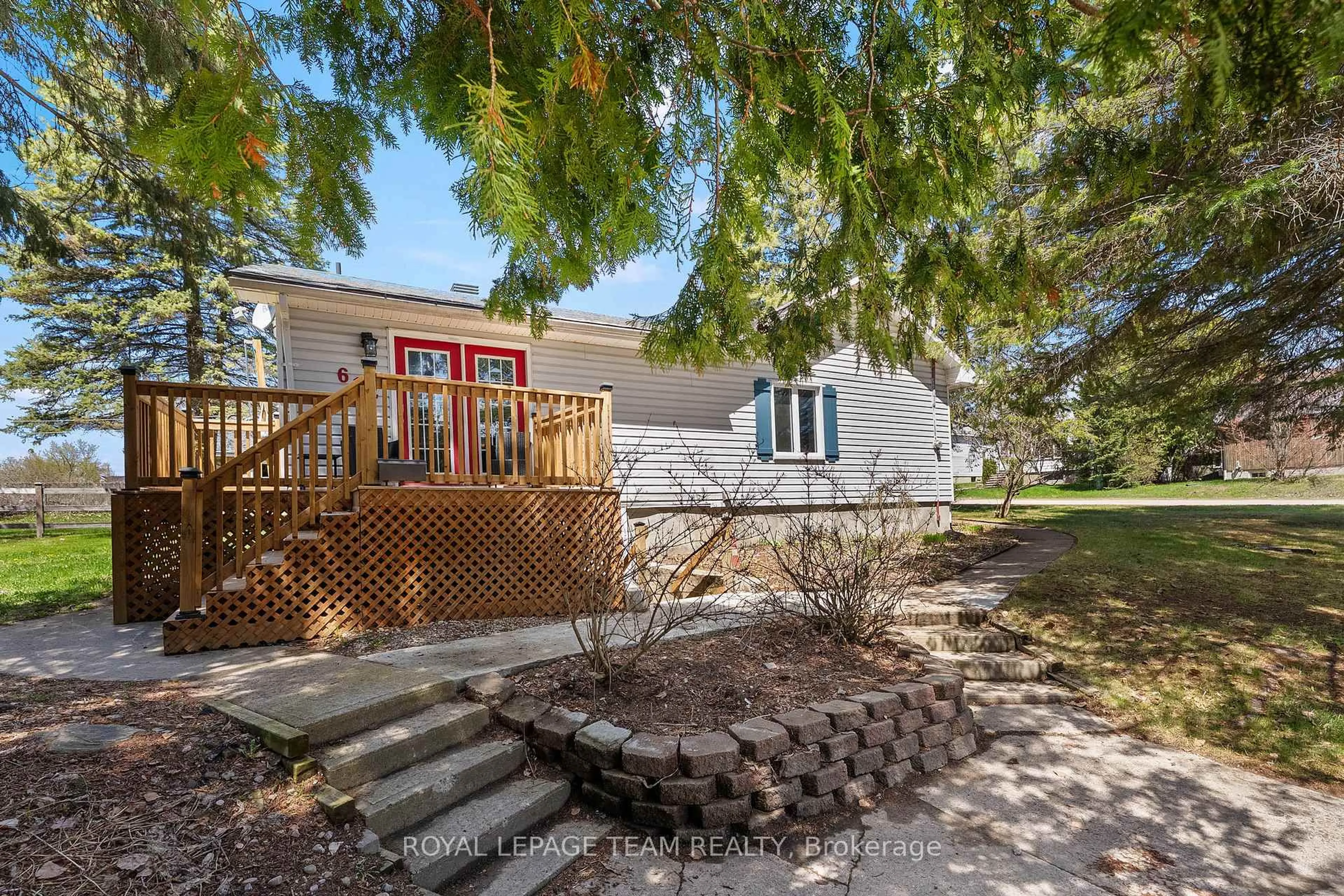 A pic from outside/outdoor area/front of a property/back of a property/a pic from drone, unknown for 612 KAREN St, Pembroke Ontario K8A 4Y9