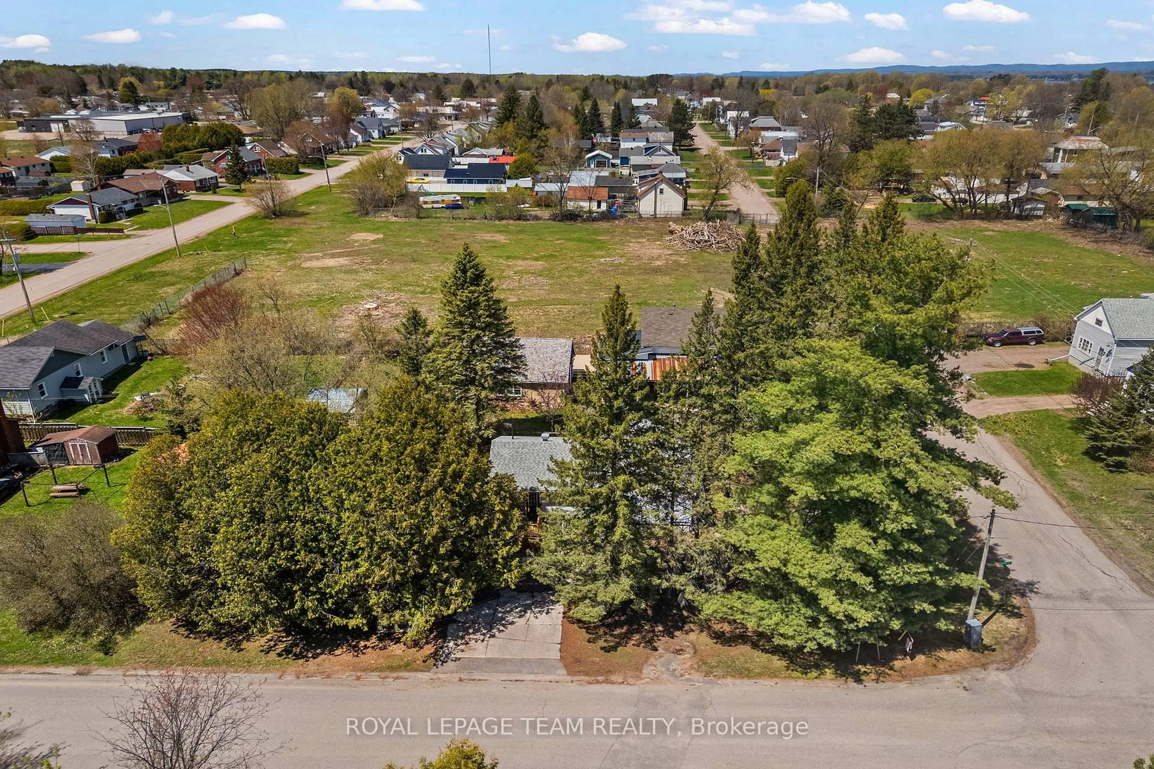 A pic from outside/outdoor area/front of a property/back of a property/a pic from drone, street for 612 KAREN St, Pembroke Ontario K8A 4Y9