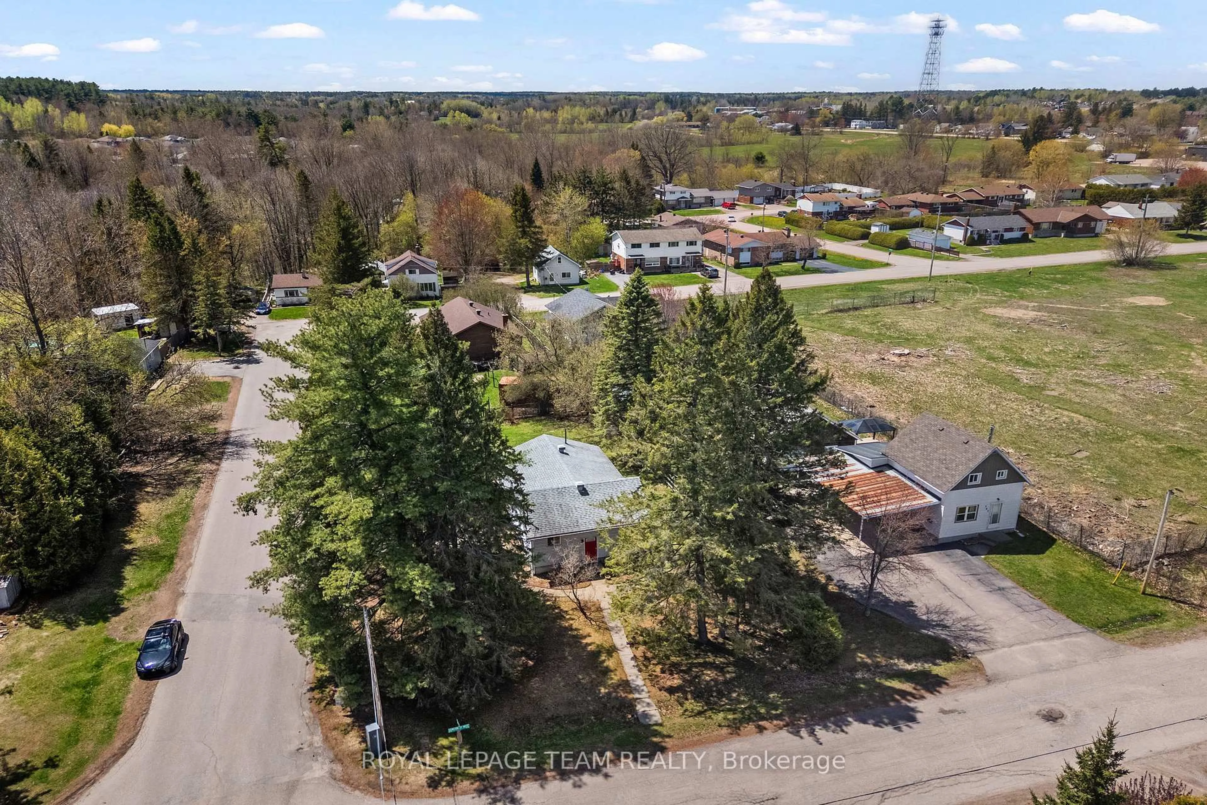 A pic from outside/outdoor area/front of a property/back of a property/a pic from drone, street for 612 KAREN St, Pembroke Ontario K8A 4Y9
