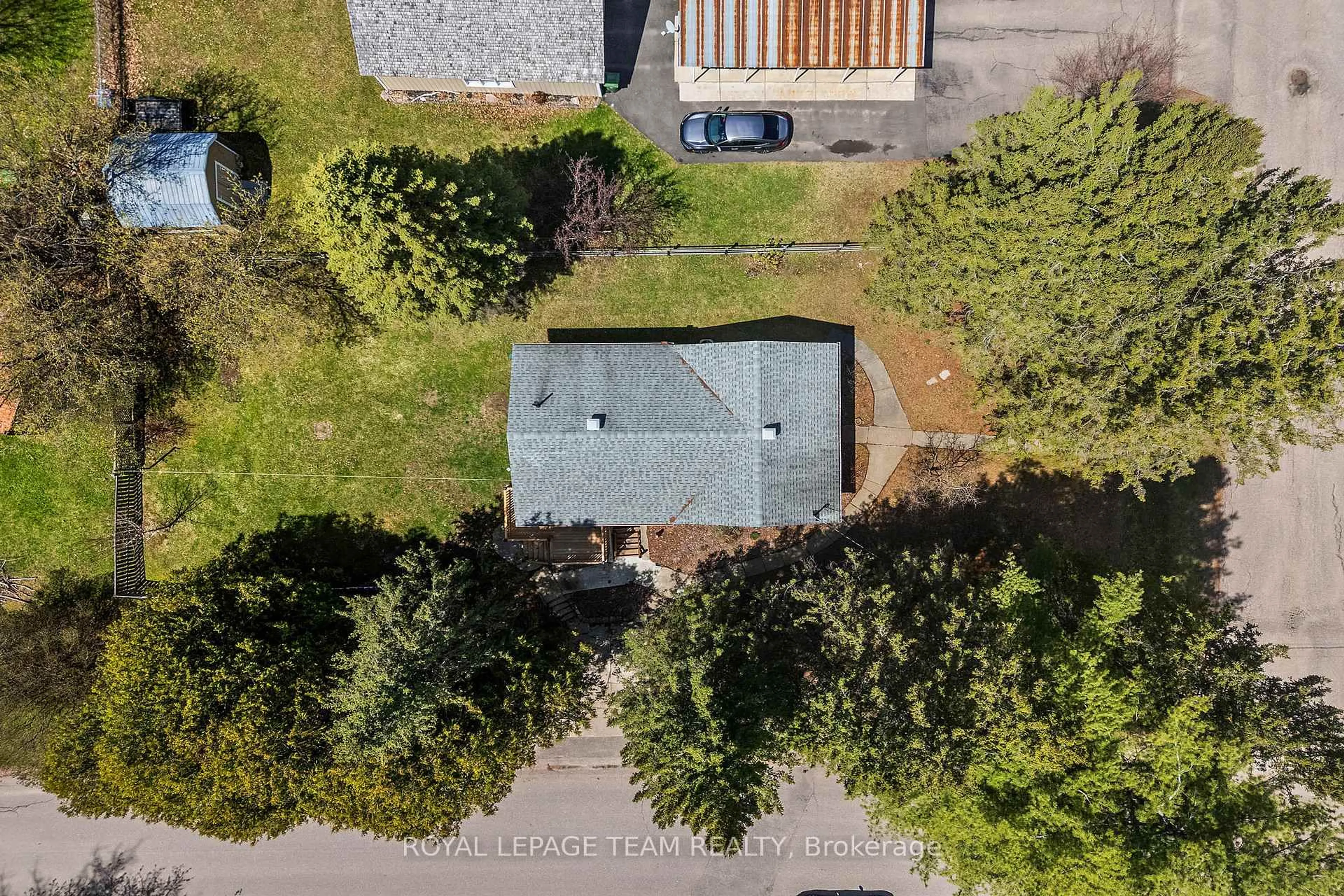 A pic from outside/outdoor area/front of a property/back of a property/a pic from drone, street for 612 KAREN St, Pembroke Ontario K8A 4Y9