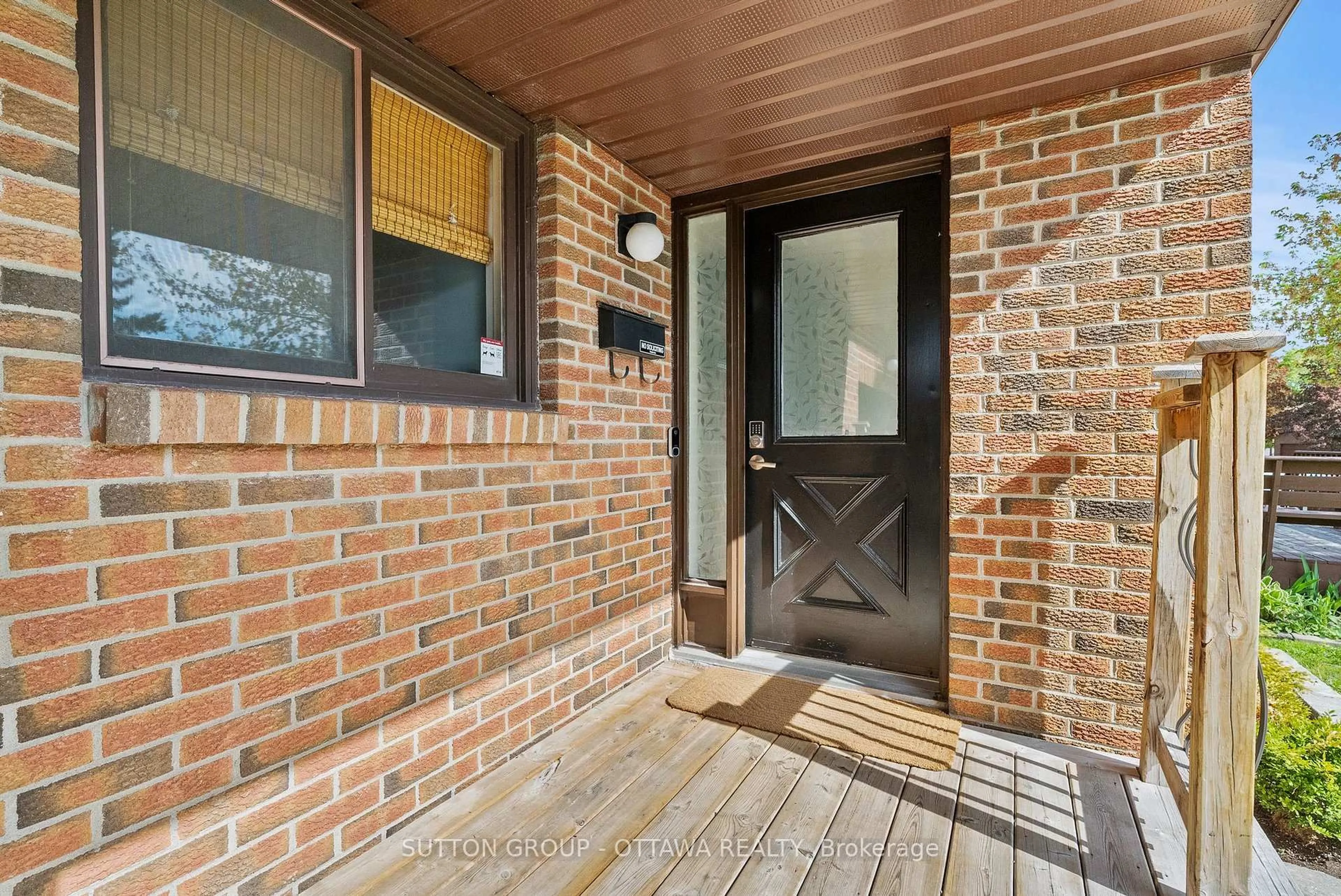 Indoor entryway for 1 Airycot Circ, Barrhaven Ontario K2J 2L2