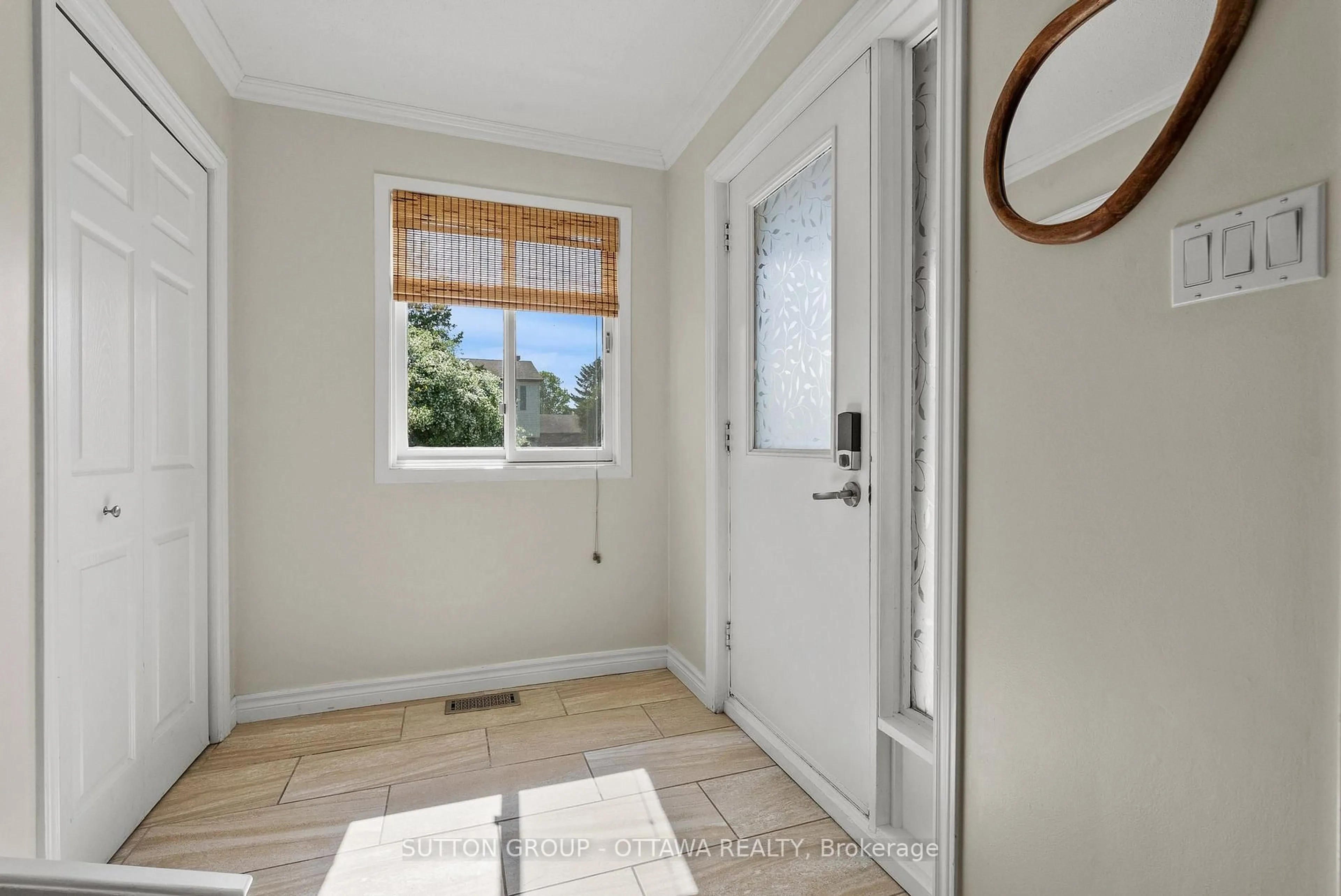 Indoor entryway for 1 Airycot Circ, Barrhaven Ontario K2J 2L2