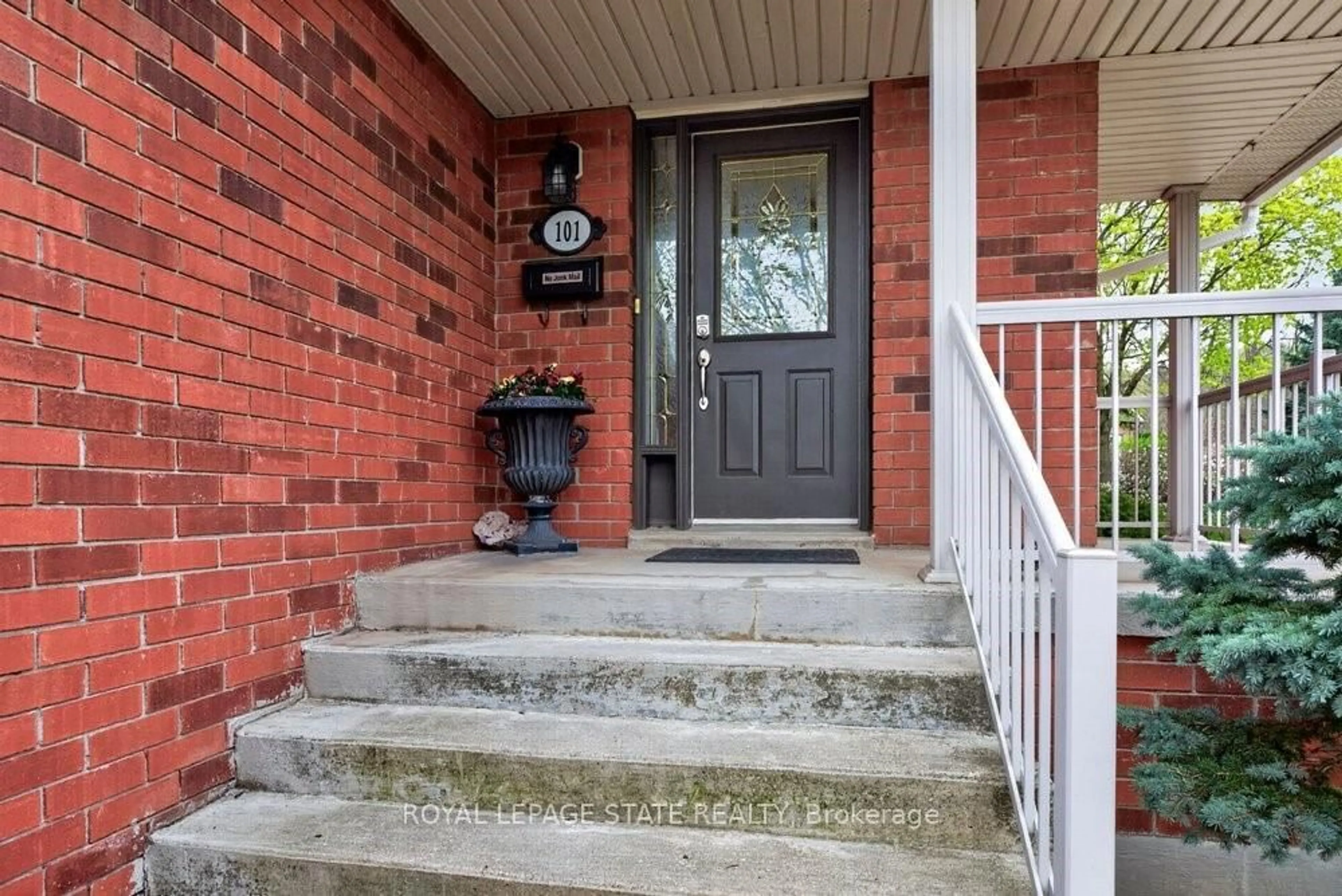 Unknown for 100 Beddoe Dr #101, Hamilton Ontario L8P 4Z2