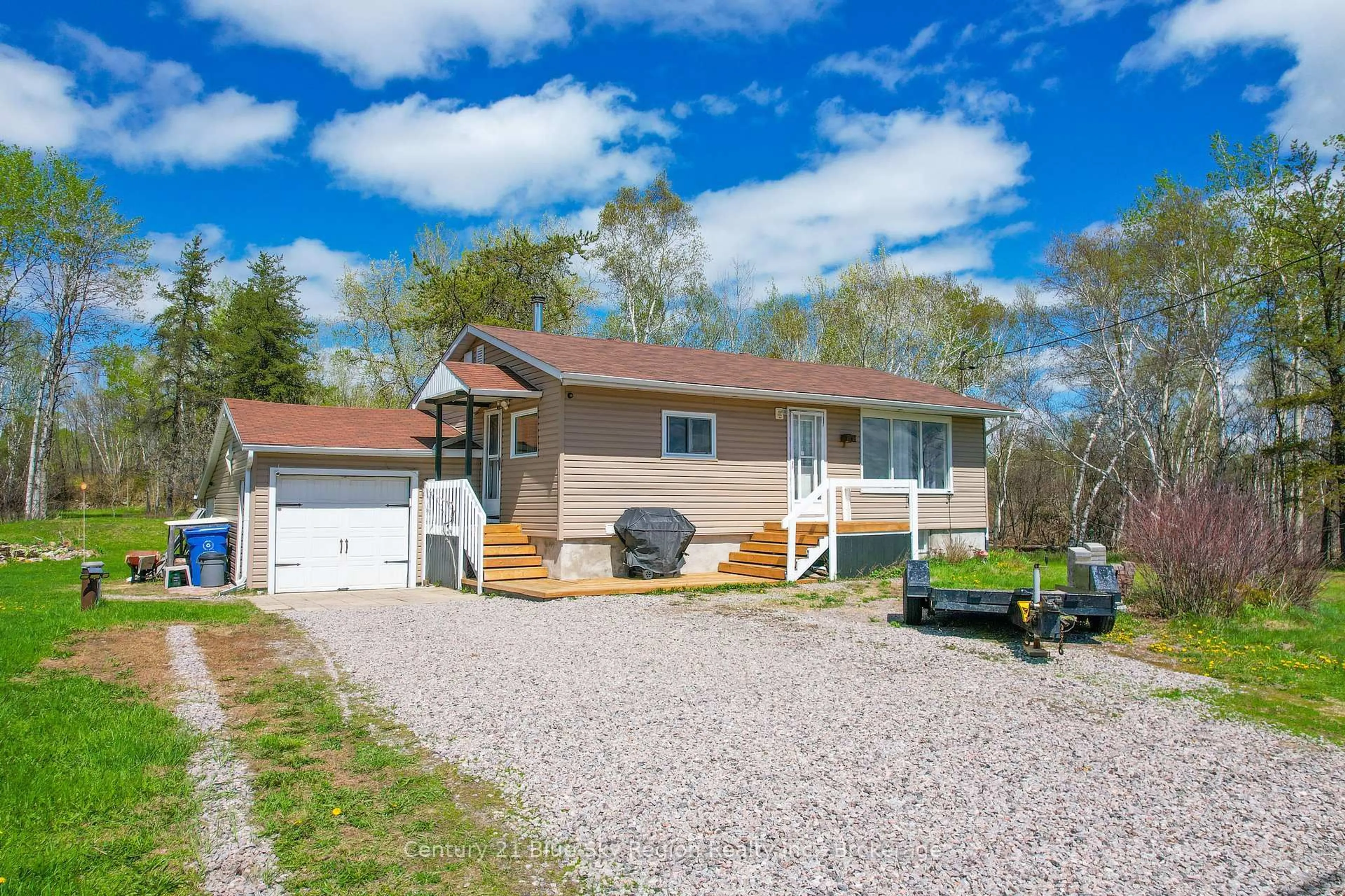 Home with vinyl exterior material, unknown for 1742 Highway 17, East Ferris Ontario P0H 1H0