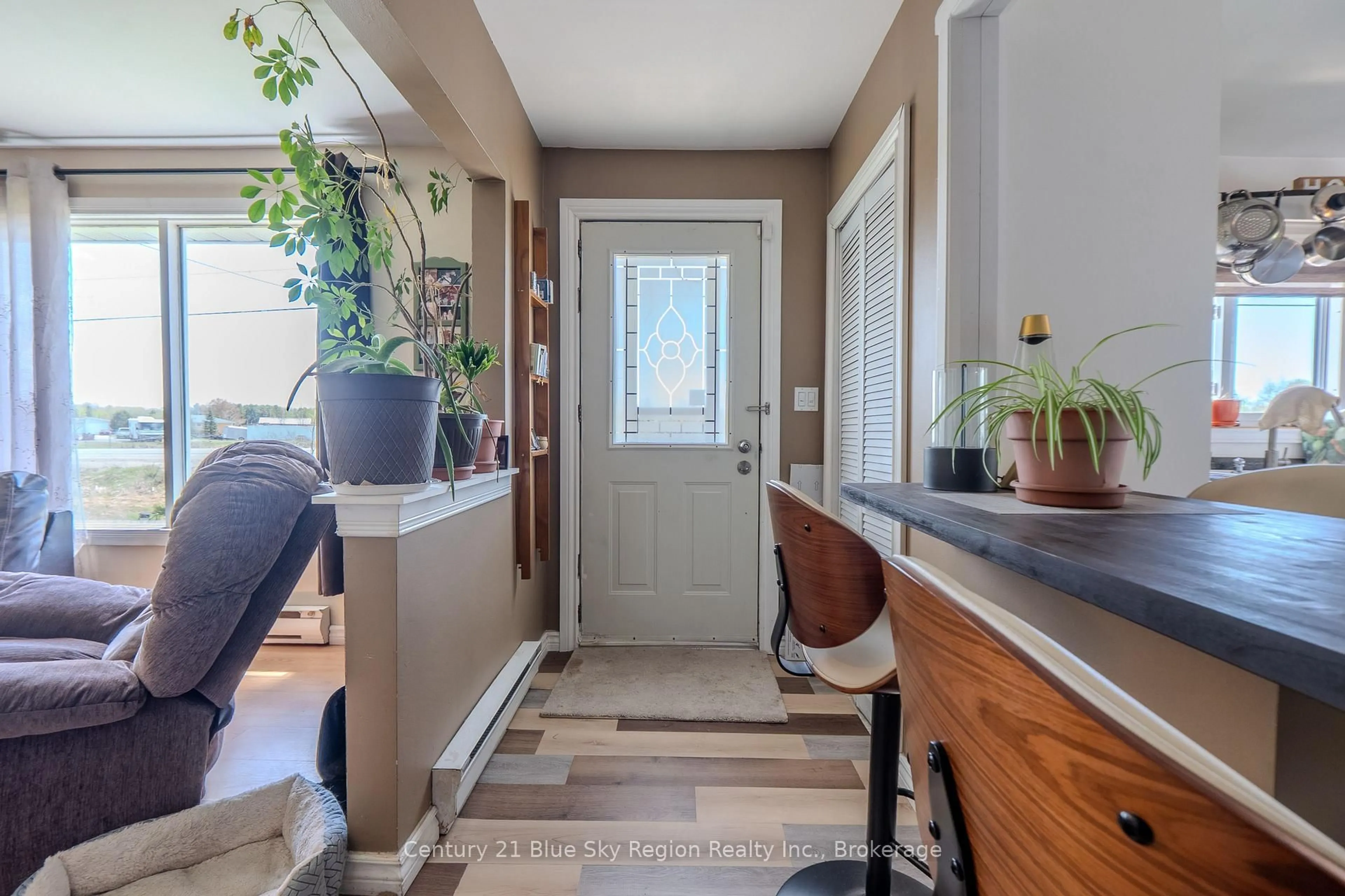 Indoor entryway for 1742 Highway 17, East Ferris Ontario P0H 1H0